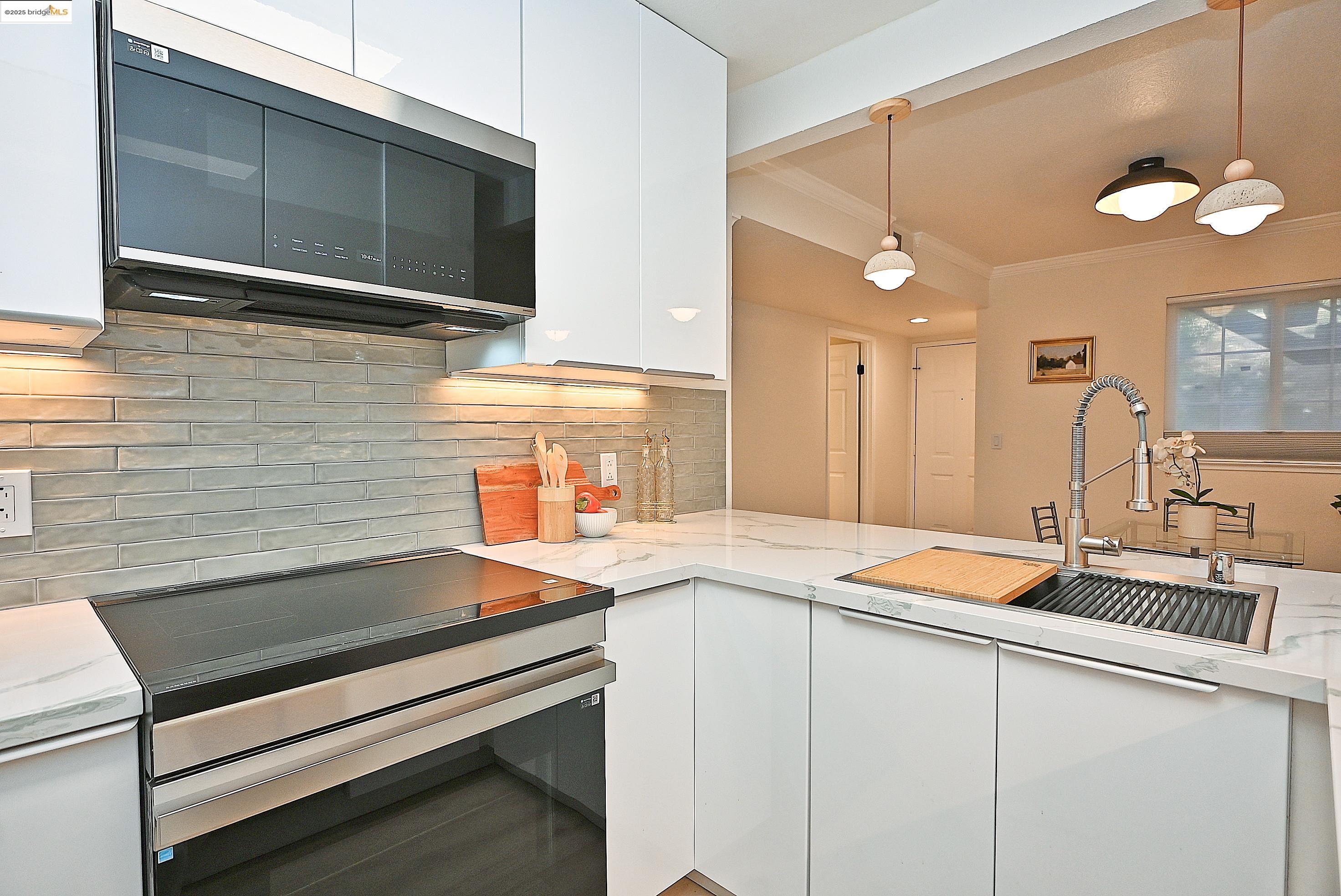 Oakland, California, 94605, United States, 2 Bedrooms Bedrooms, ,2 BathroomsBathrooms,Residential,For Sale,2000810