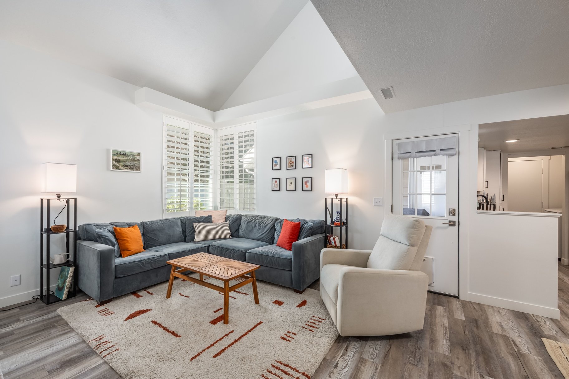  Vaulted Great Room, Cozy Fireplace, Central Location - 物件實景