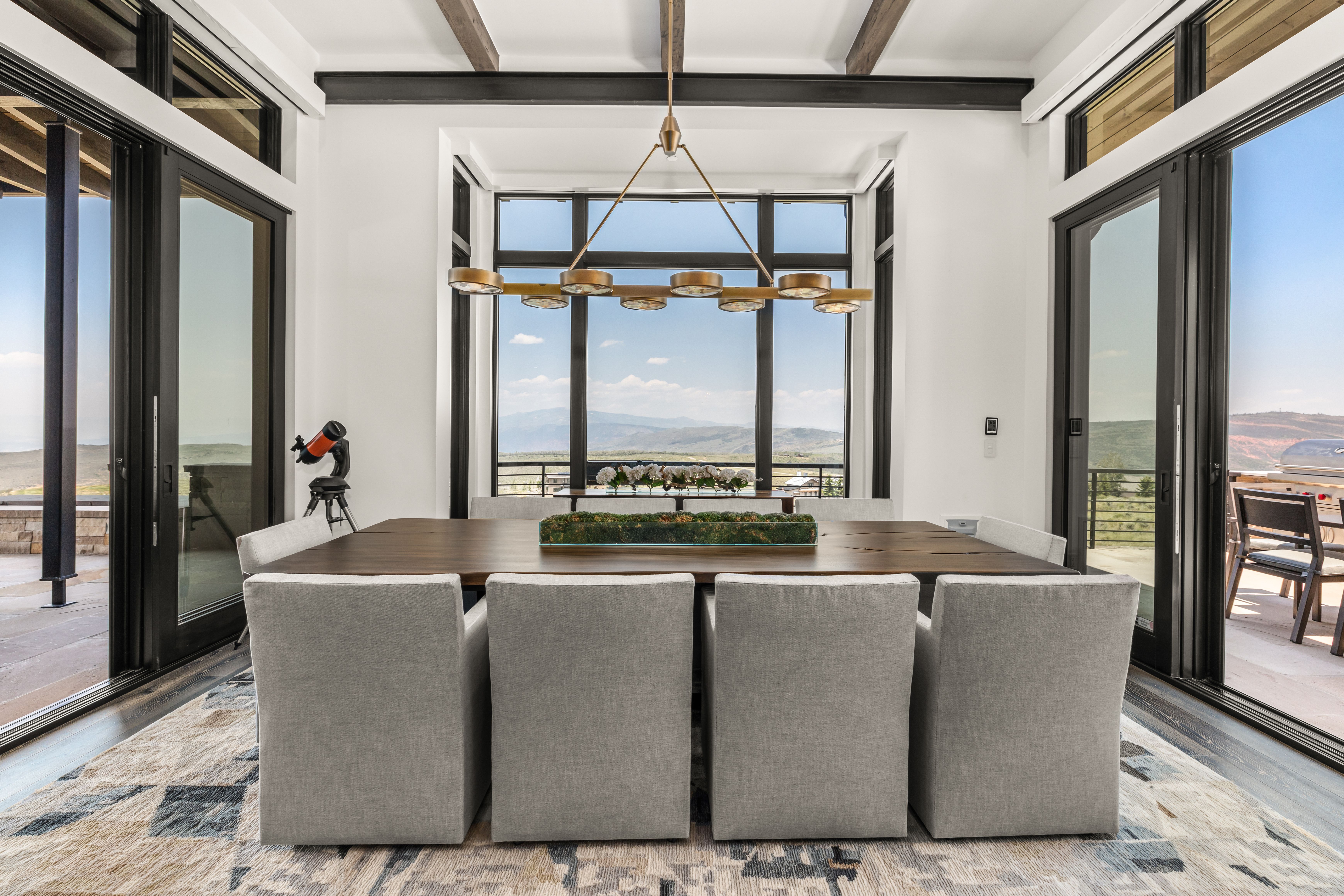  Designed to Embrace Both Grand Entertaining and Everyday Mountain Living - 物件實景