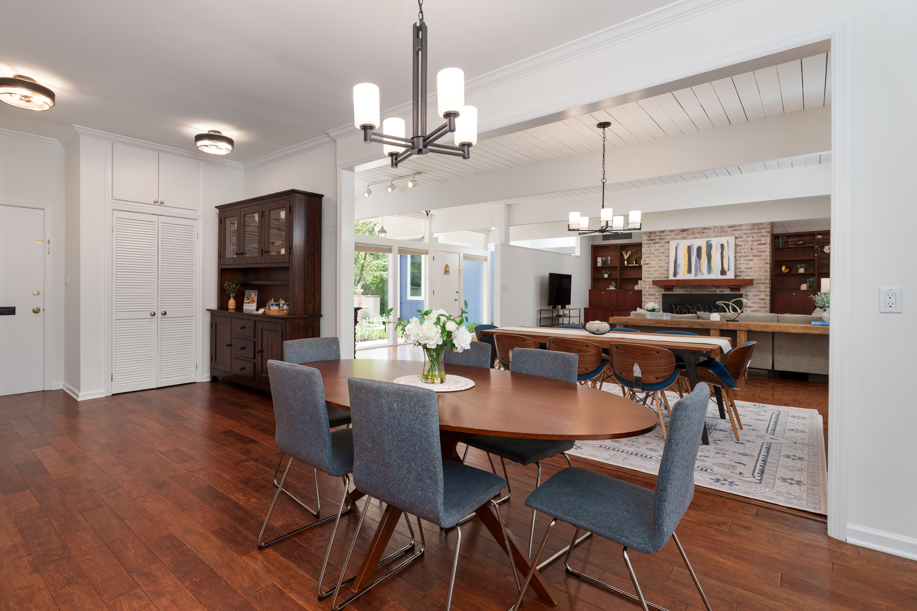  Coveted Western Section Mid-Century Modern Home with an Adaptable Floor Plan - 物件實景