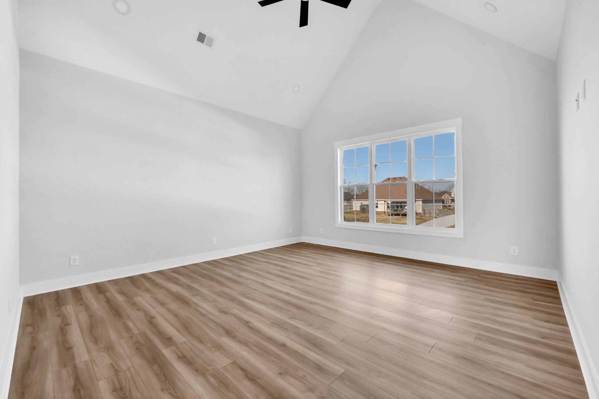 Clarksville, Tennessee, 37043, United States, 4 Bedrooms Bedrooms, ,4 BathroomsBathrooms,Residential,For Sale,2005761