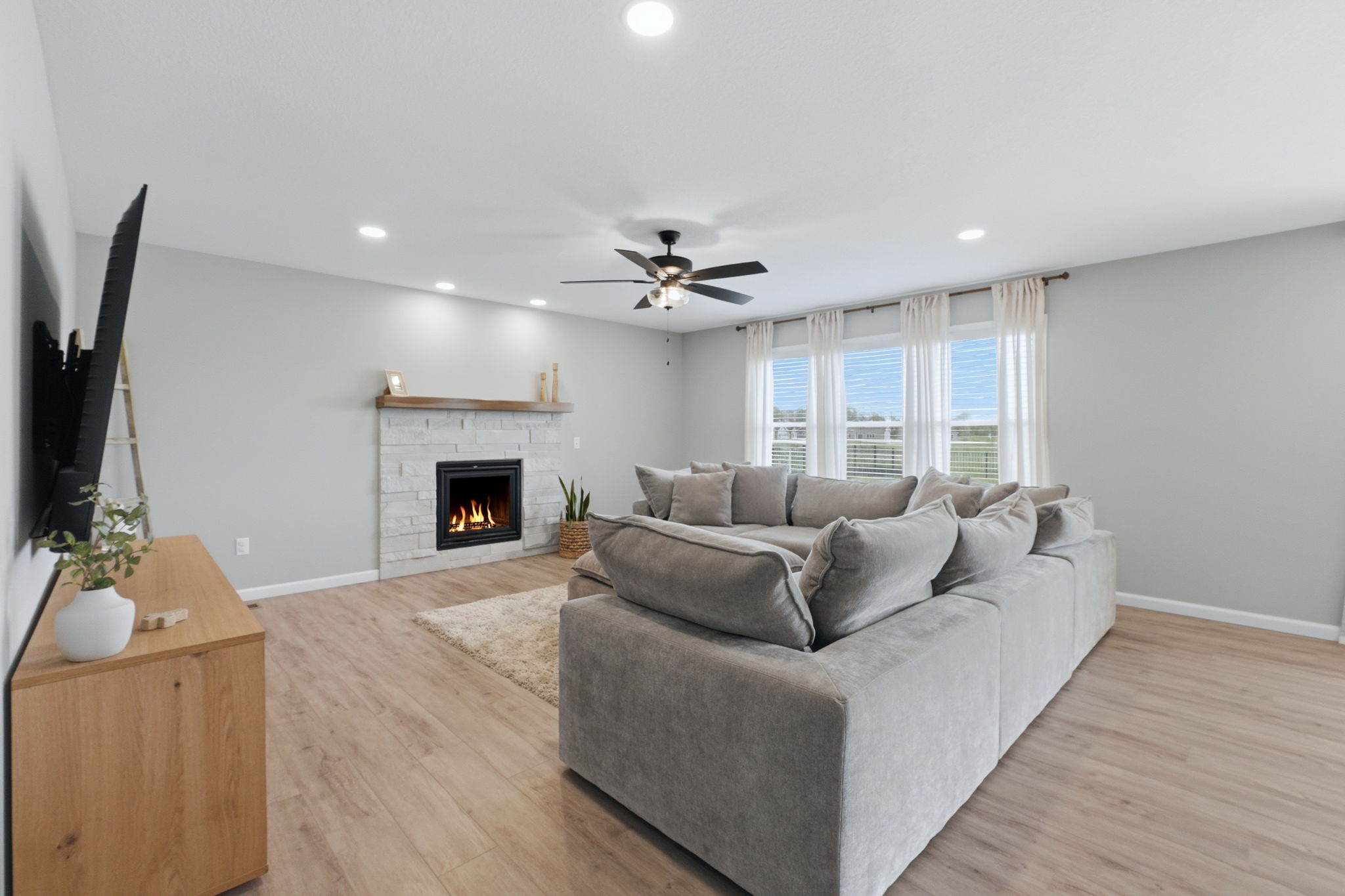  Move-in Four Bedroom Home Loaded with Upgrades - 物件實景