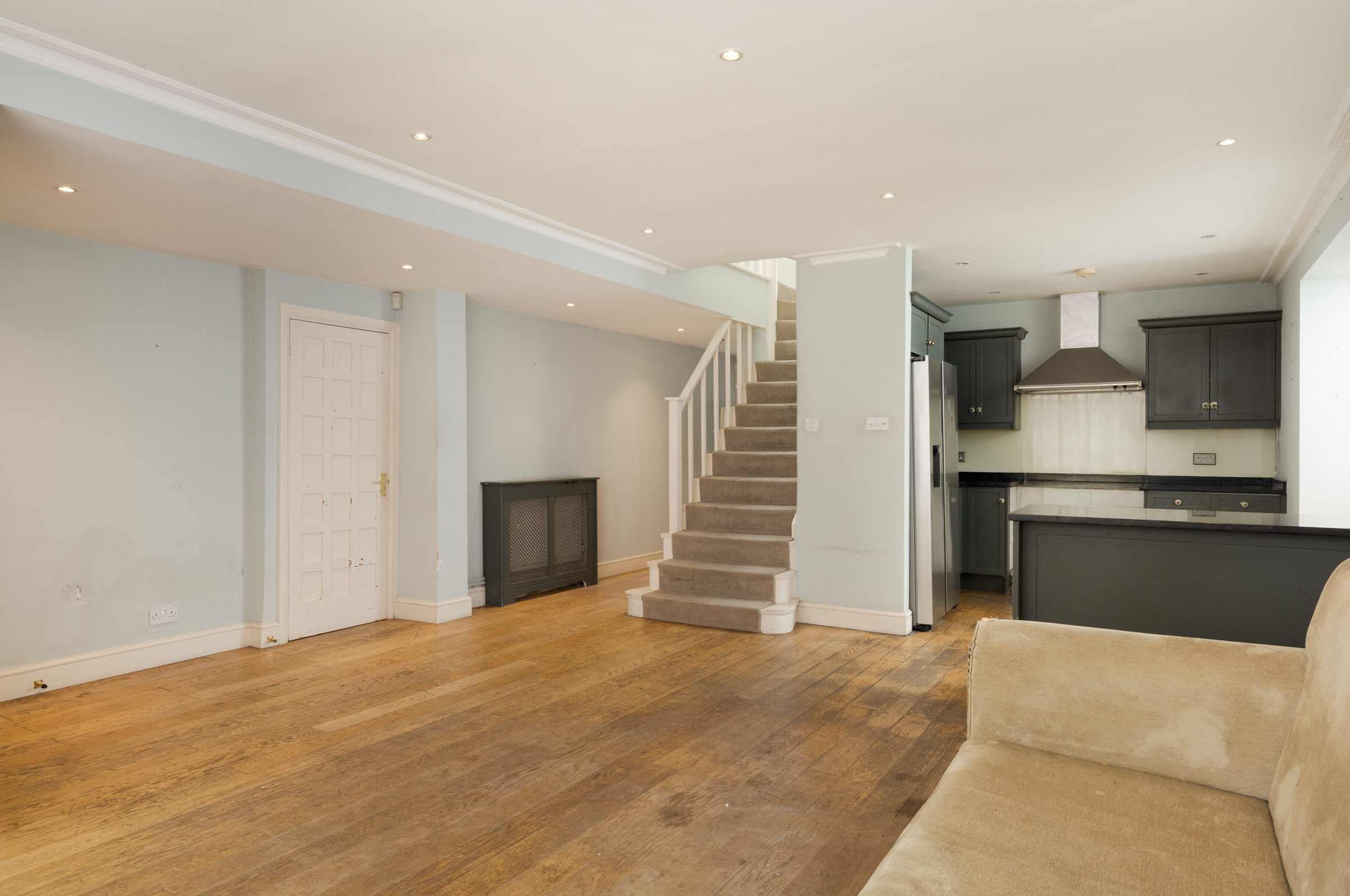  A Hidden Garden House with Exceptional Potential in Earl