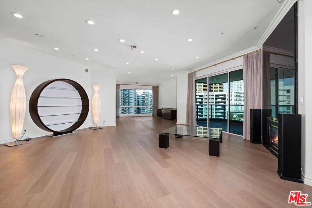 Los Angeles, California, 90024, United States, 3 Bedrooms Bedrooms, ,3 BathroomsBathrooms,Residential,For Sale,1949652