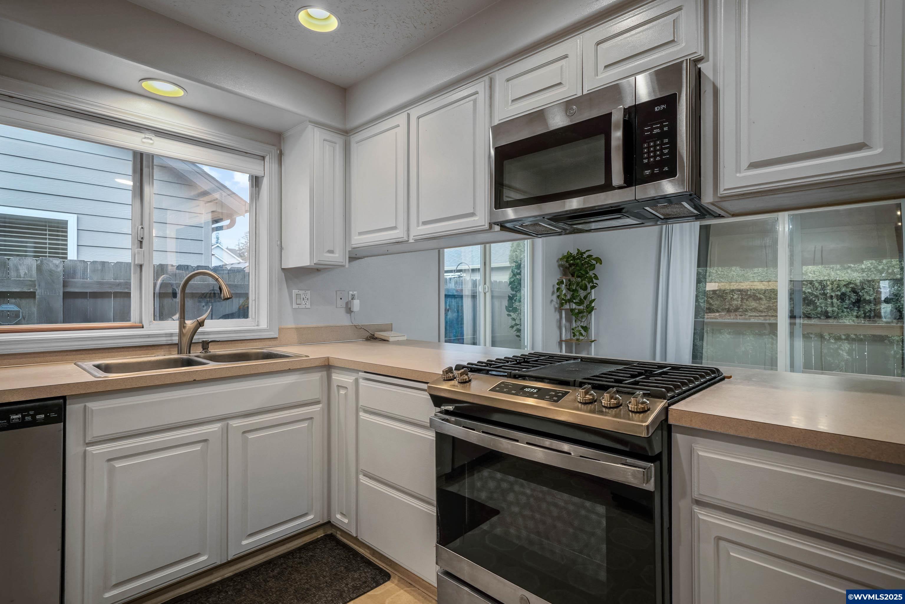 Keizer, Oregon, 97303, United States, 3 Bedrooms Bedrooms, ,2 BathroomsBathrooms,Residential,For Sale,1995738