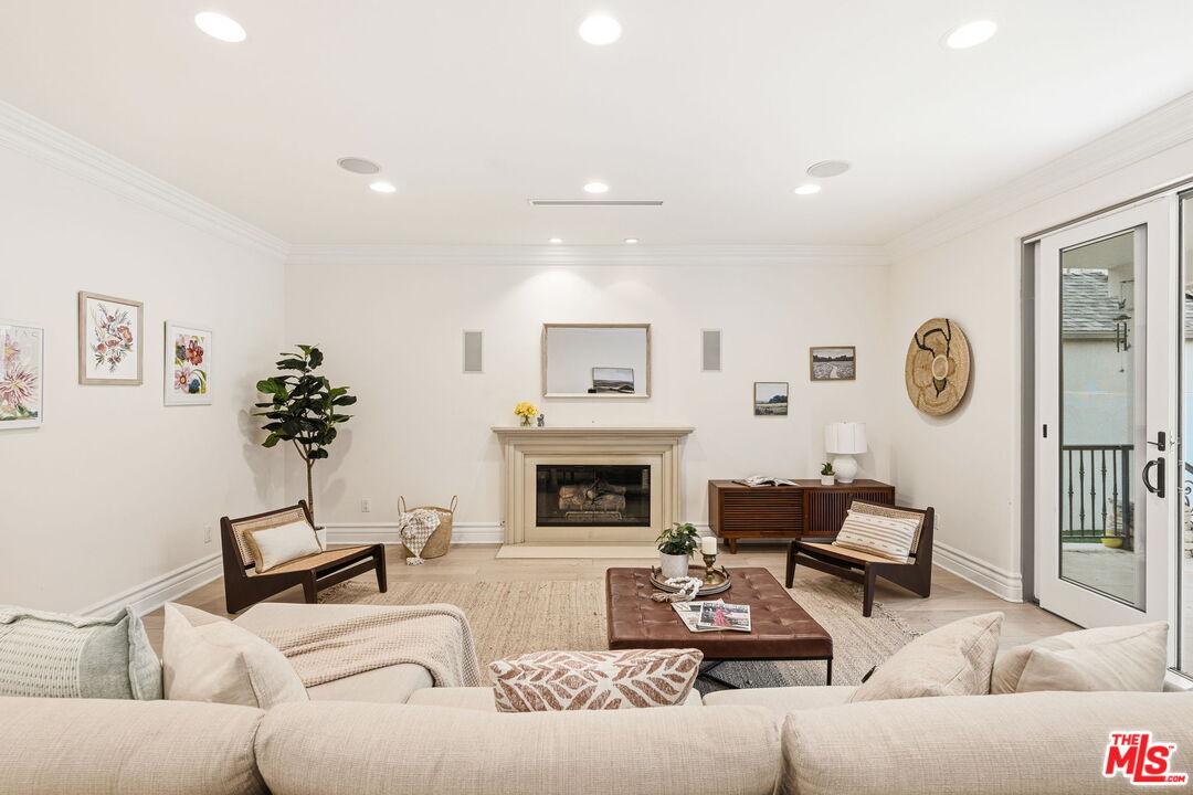 Encino, California, 91436, United States, 4 Bedrooms Bedrooms, ,3 BathroomsBathrooms,Residential,For Sale,1988091