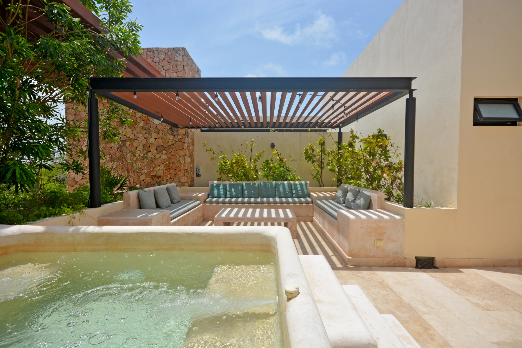  TWO LEVEL PENTHOUSE WITH THREE INDEPENDENT ACCESSES - 物件實景