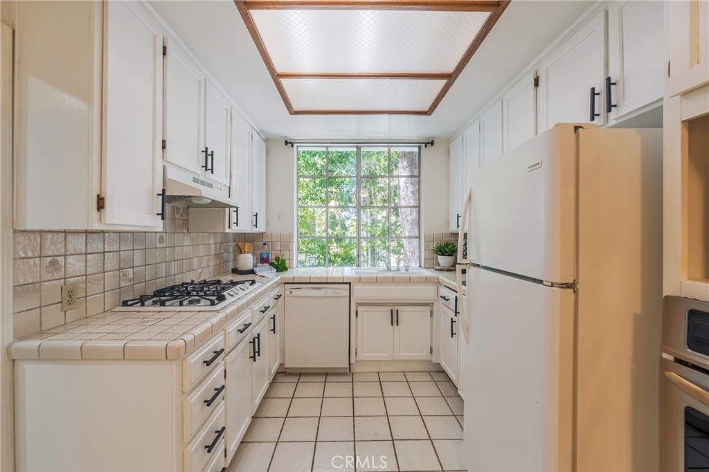 Los Angeles, California, 90024, United States, 2 Bedrooms Bedrooms, ,2 BathroomsBathrooms,Residential,For Sale,1828598