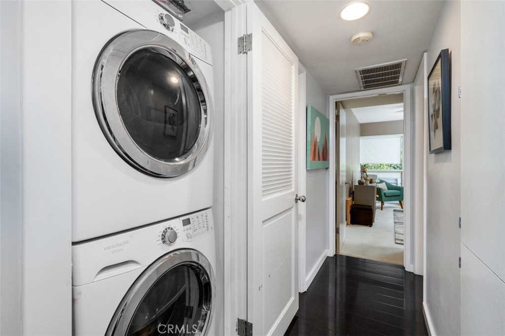 Pasadena, California, 91107, United States, 2 Bedrooms Bedrooms, ,2 BathroomsBathrooms,Residential,For Sale,1896014