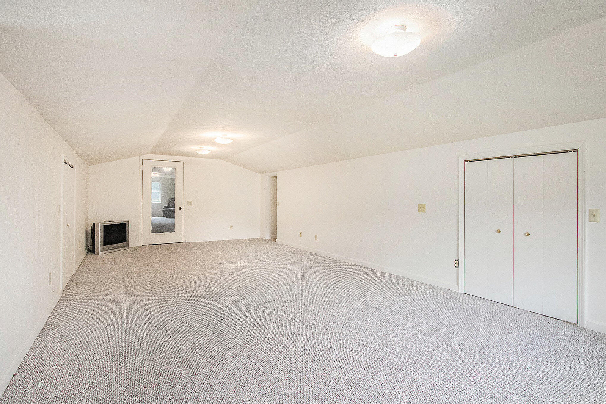 Niles, Michigan, 49120, United States, 2 Bedrooms Bedrooms, ,2 BathroomsBathrooms,Residential,For Sale,1979115