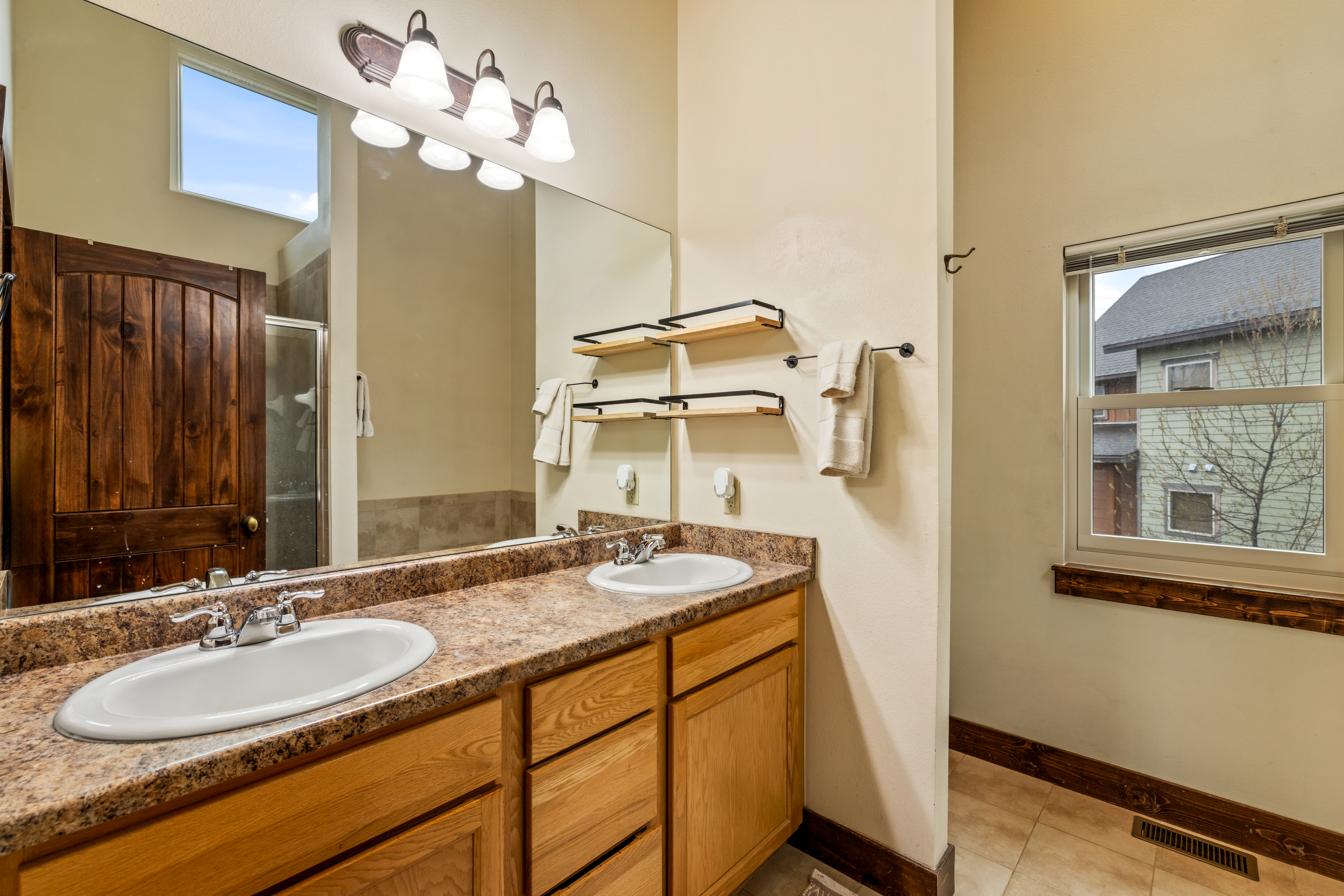  Updated Red Hawk Home w/ Spacious Layout - 物件實景