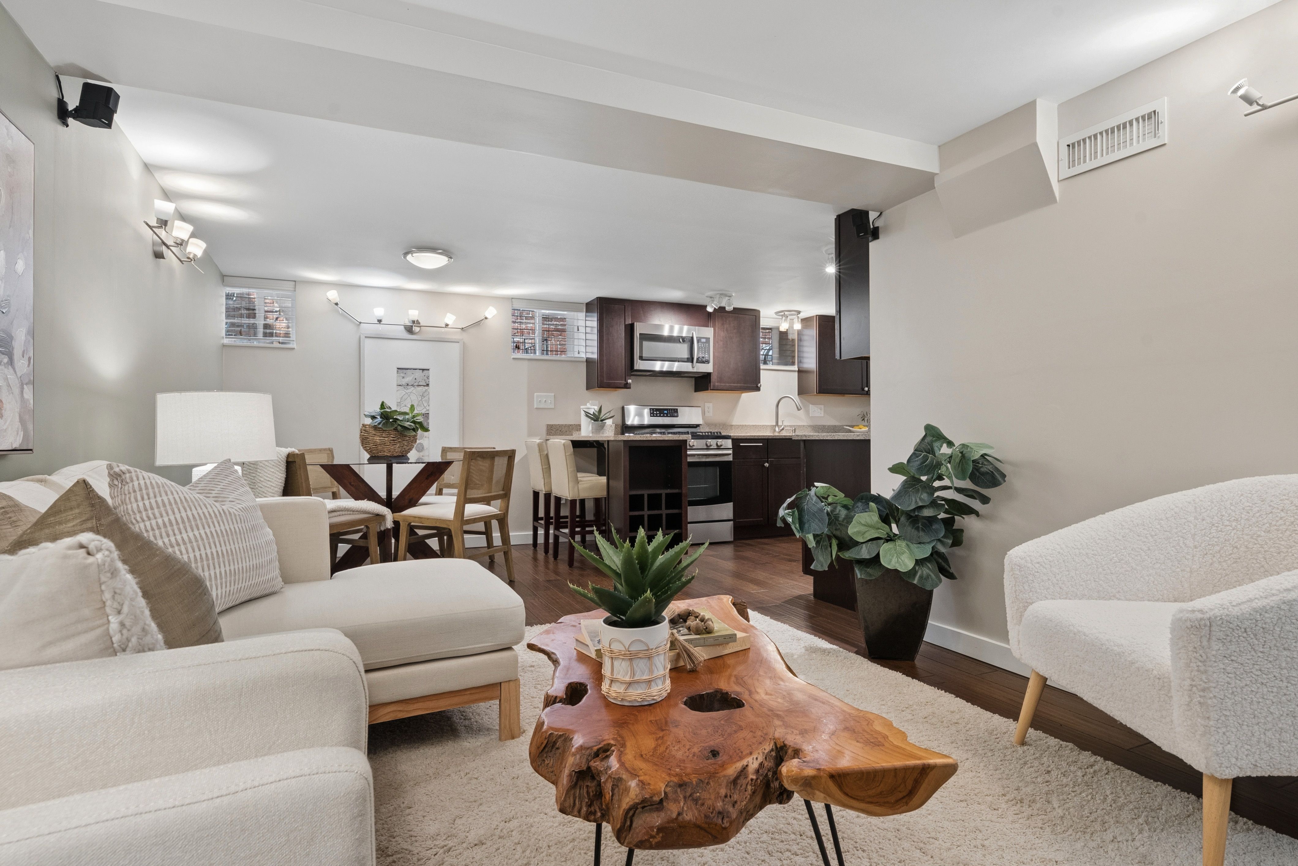 Meticulously maintained Bungalow flows the way it was designed - 物件實景