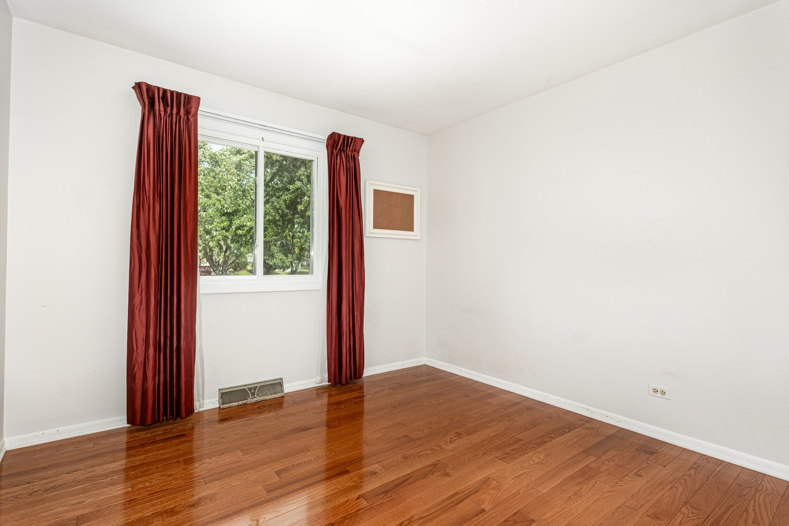 Hoffman Estates, Illinois, 60192, United States, 4 Bedrooms Bedrooms, ,3 BathroomsBathrooms,Residential,For Sale,1961387