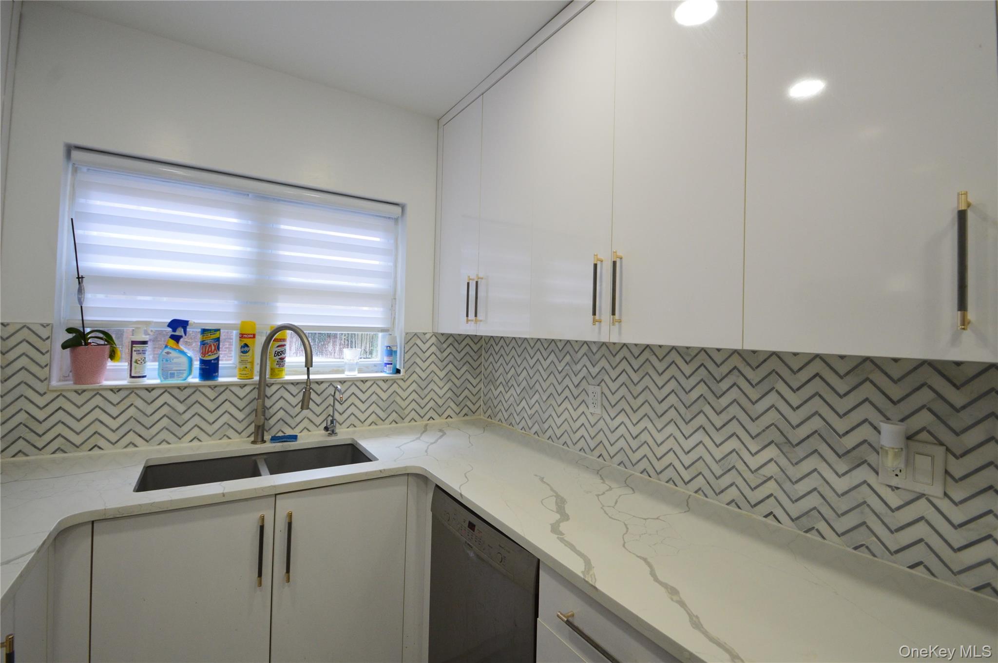 Forest Hills, New York, 11375, United States, 3 Bedrooms Bedrooms, ,3 BathroomsBathrooms,Residential,For Sale,1989645