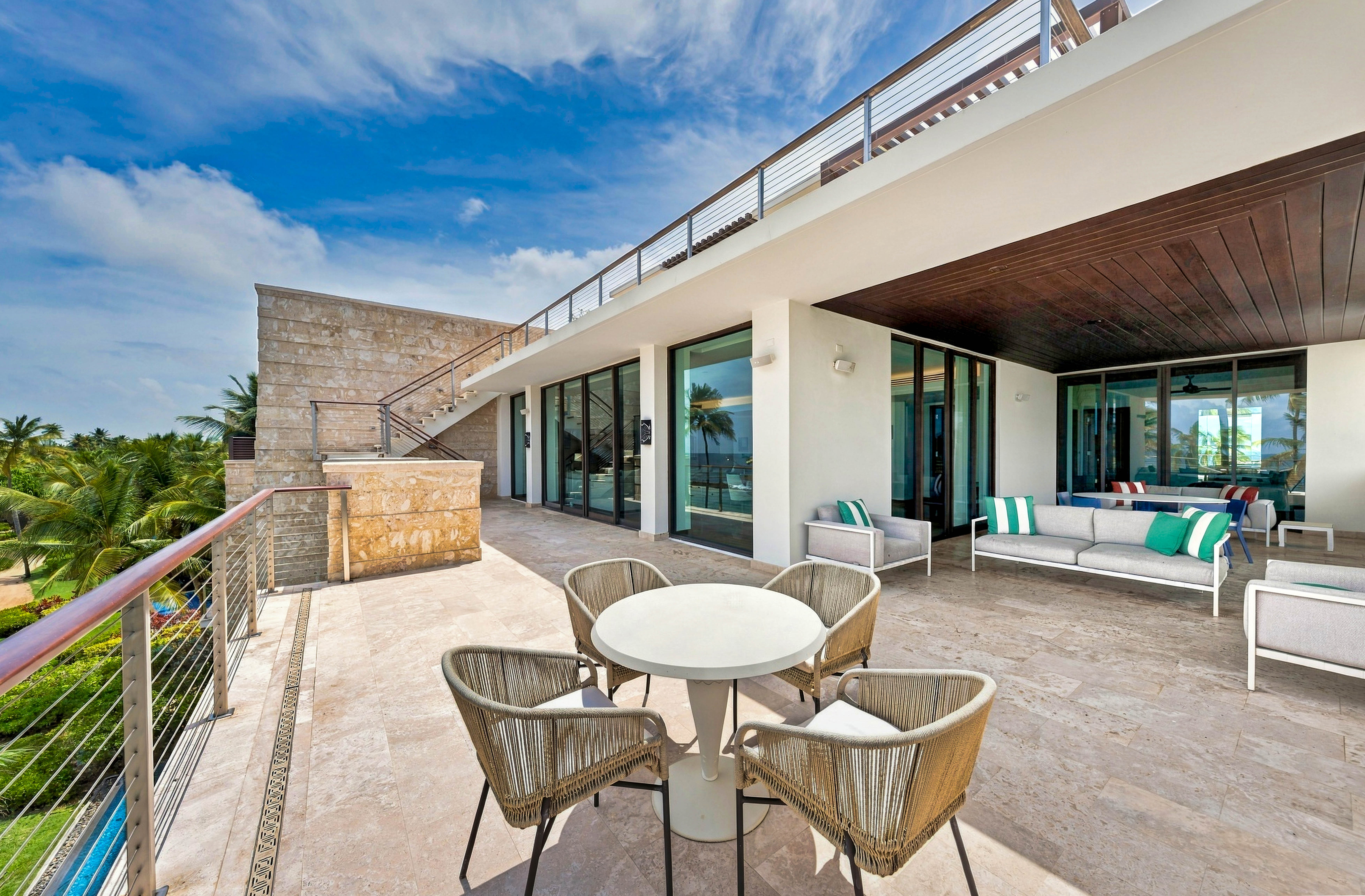  A Distinguished Oceanfront Penthouse on West Beach - 物件實景