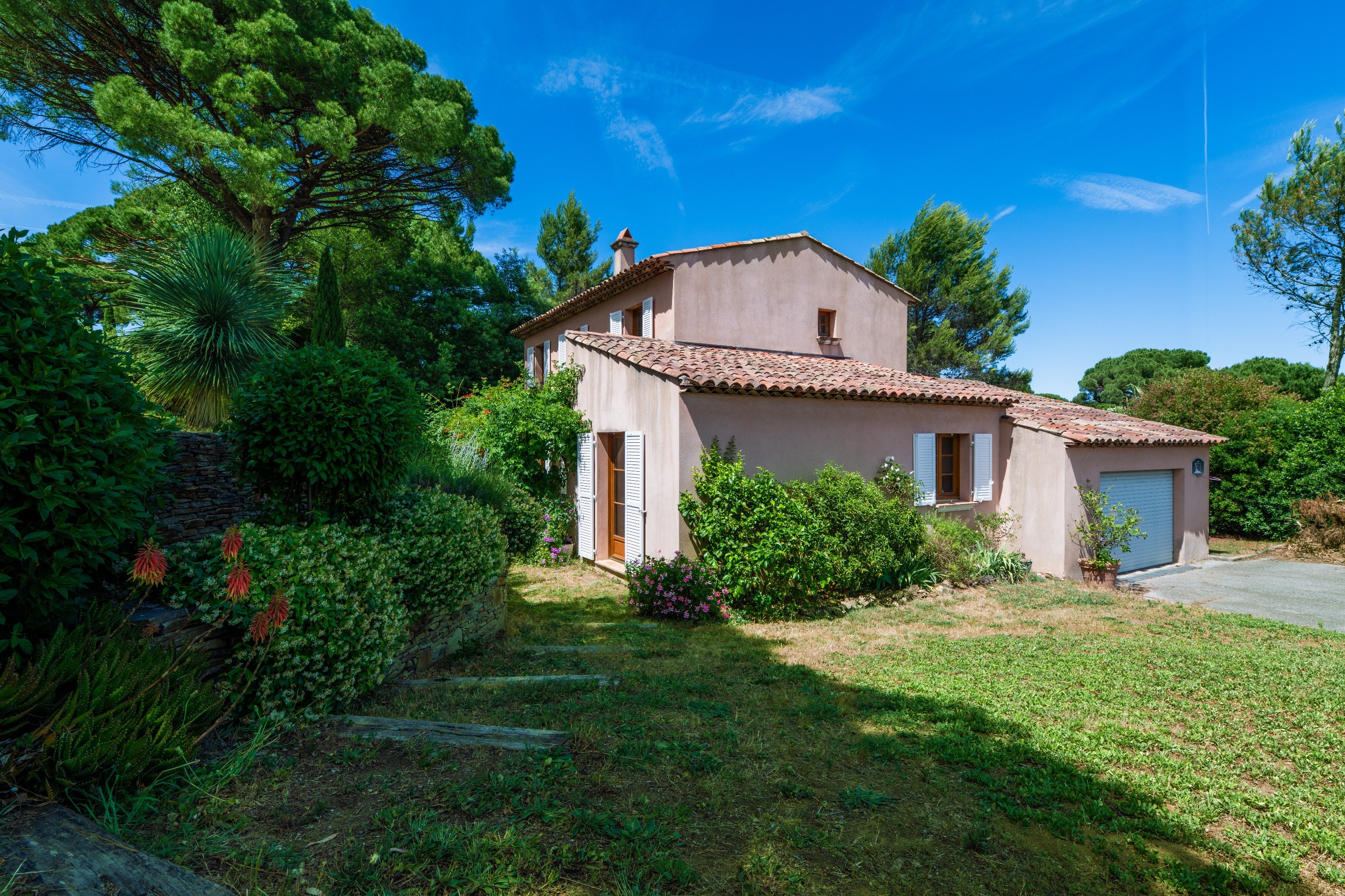  Provençal villa with pool in private estate near Saint-Tropez and Pampelonne be… - 物件實景
