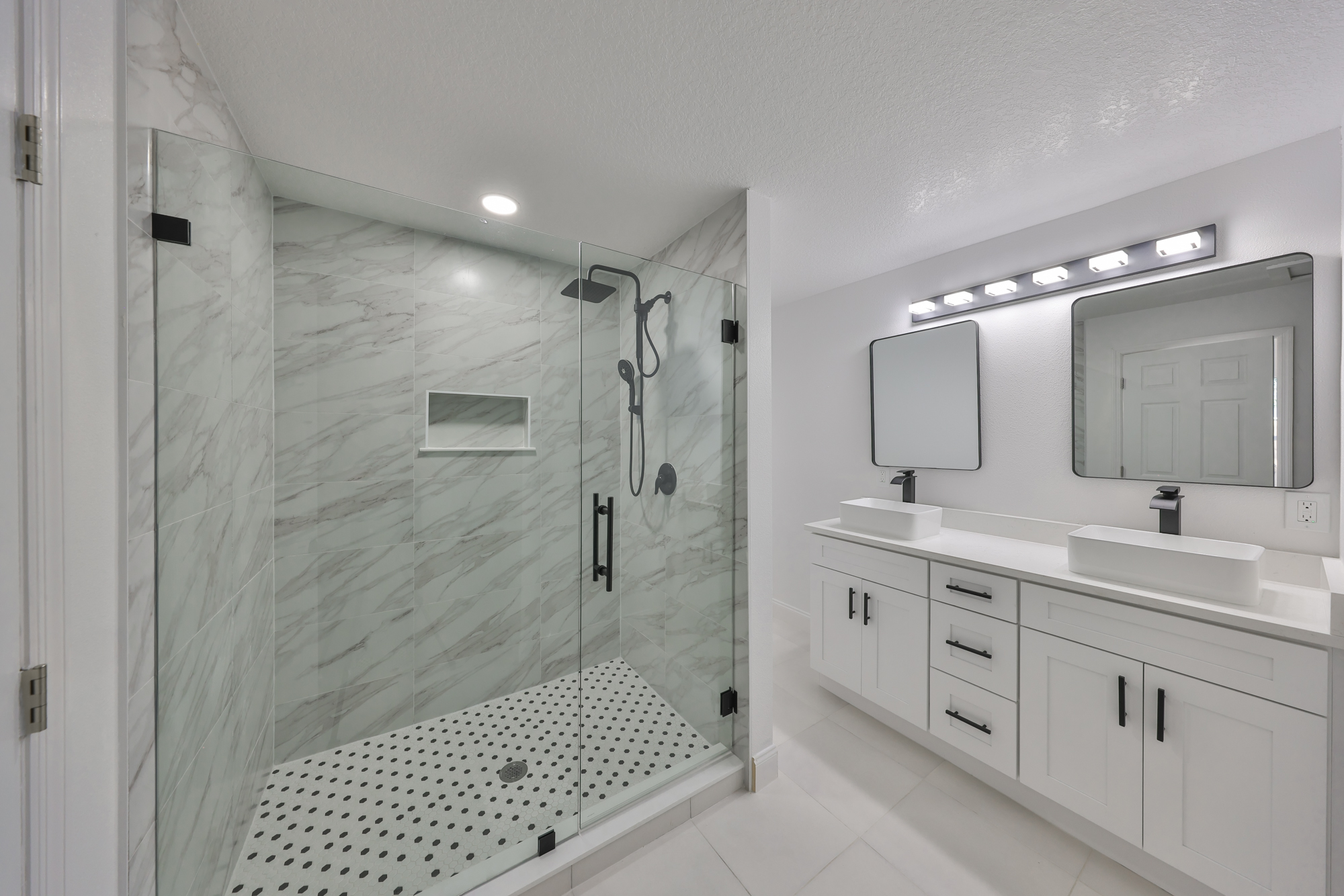 Tampa, Florida, 33603, United States, 5 Bedrooms Bedrooms, ,4 BathroomsBathrooms,Residential,For Sale,1980148