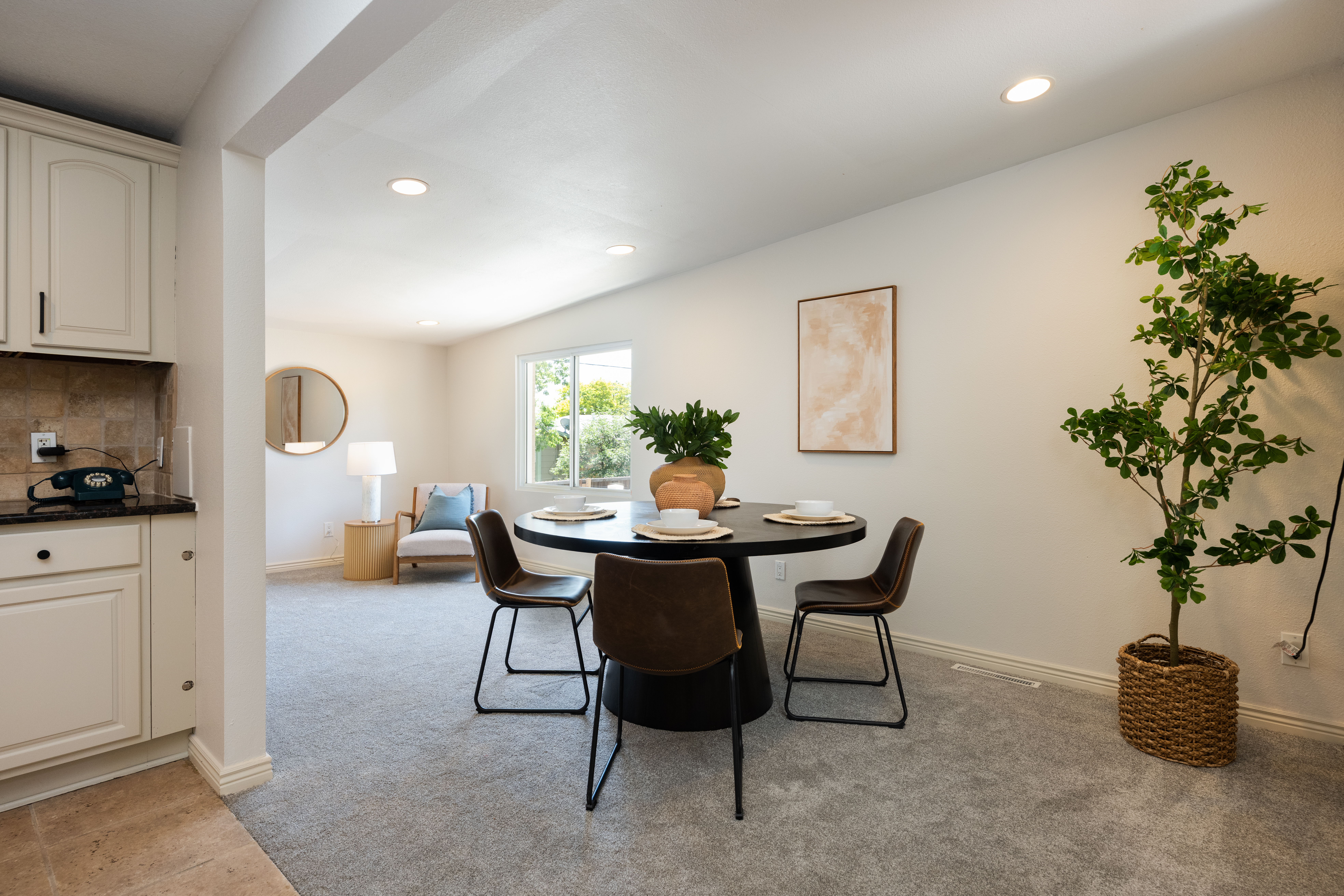  Beautiful mid-century modern home offering the perfect blend - 物件實景