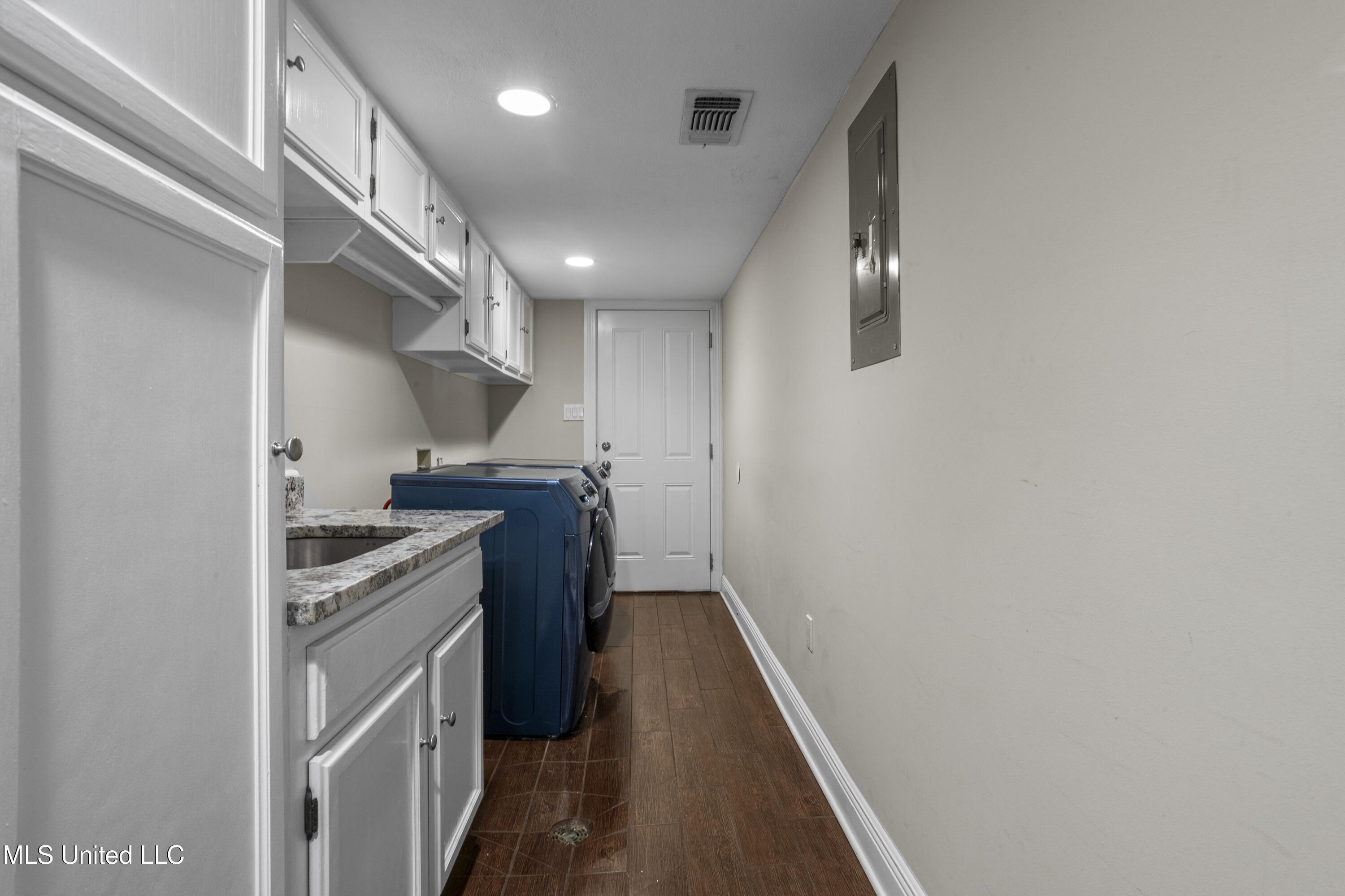 Gulfport, Mississippi, 39507, United States, 4 Bedrooms Bedrooms, ,4 BathroomsBathrooms,Residential,For Sale,1974539