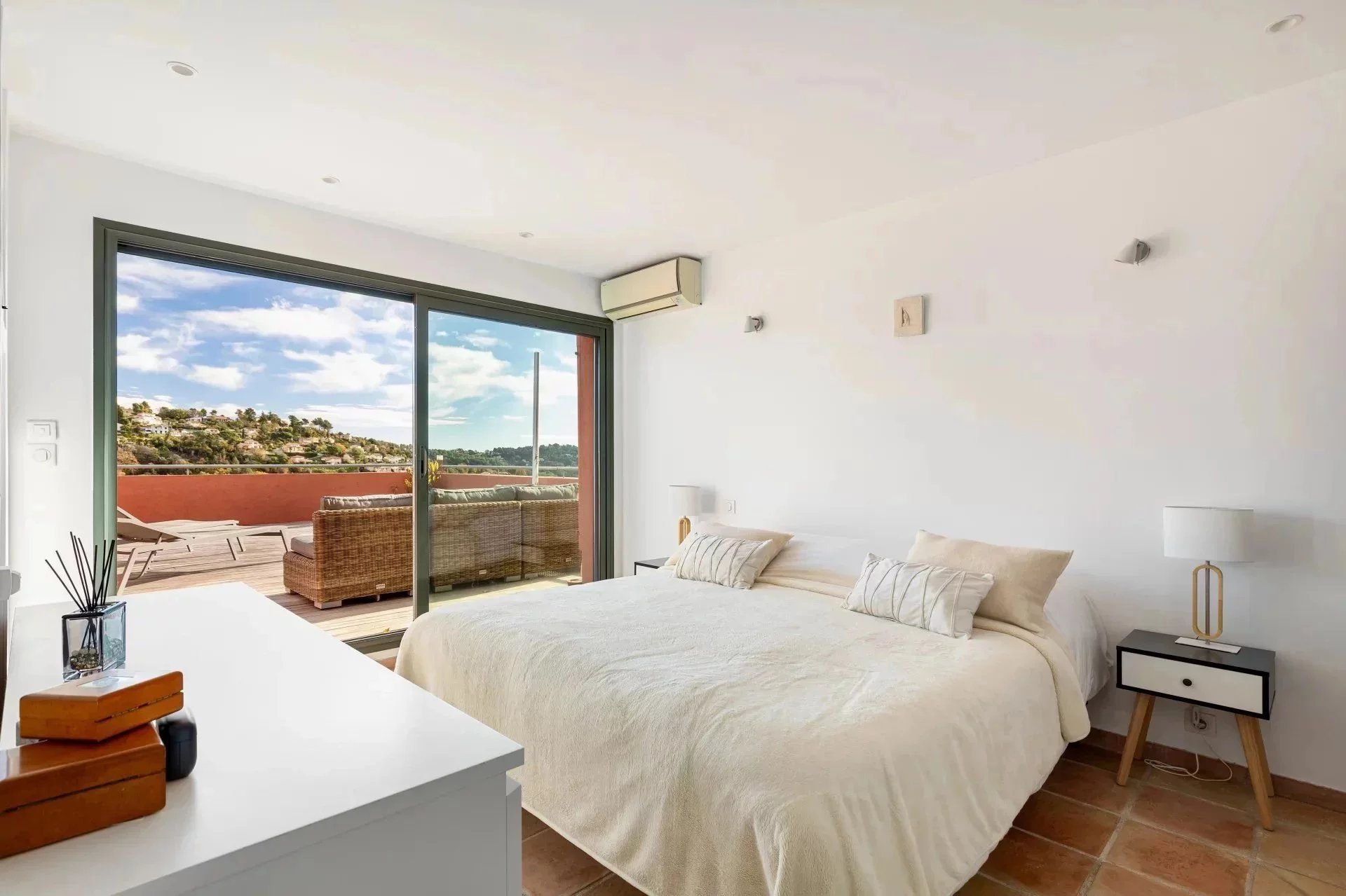 Vence, Provence-Alpes-Côte d’Azur, 06140, FR, 3 Bedrooms Bedrooms, ,6 BathroomsBathrooms,Residential,For Sale,1995667