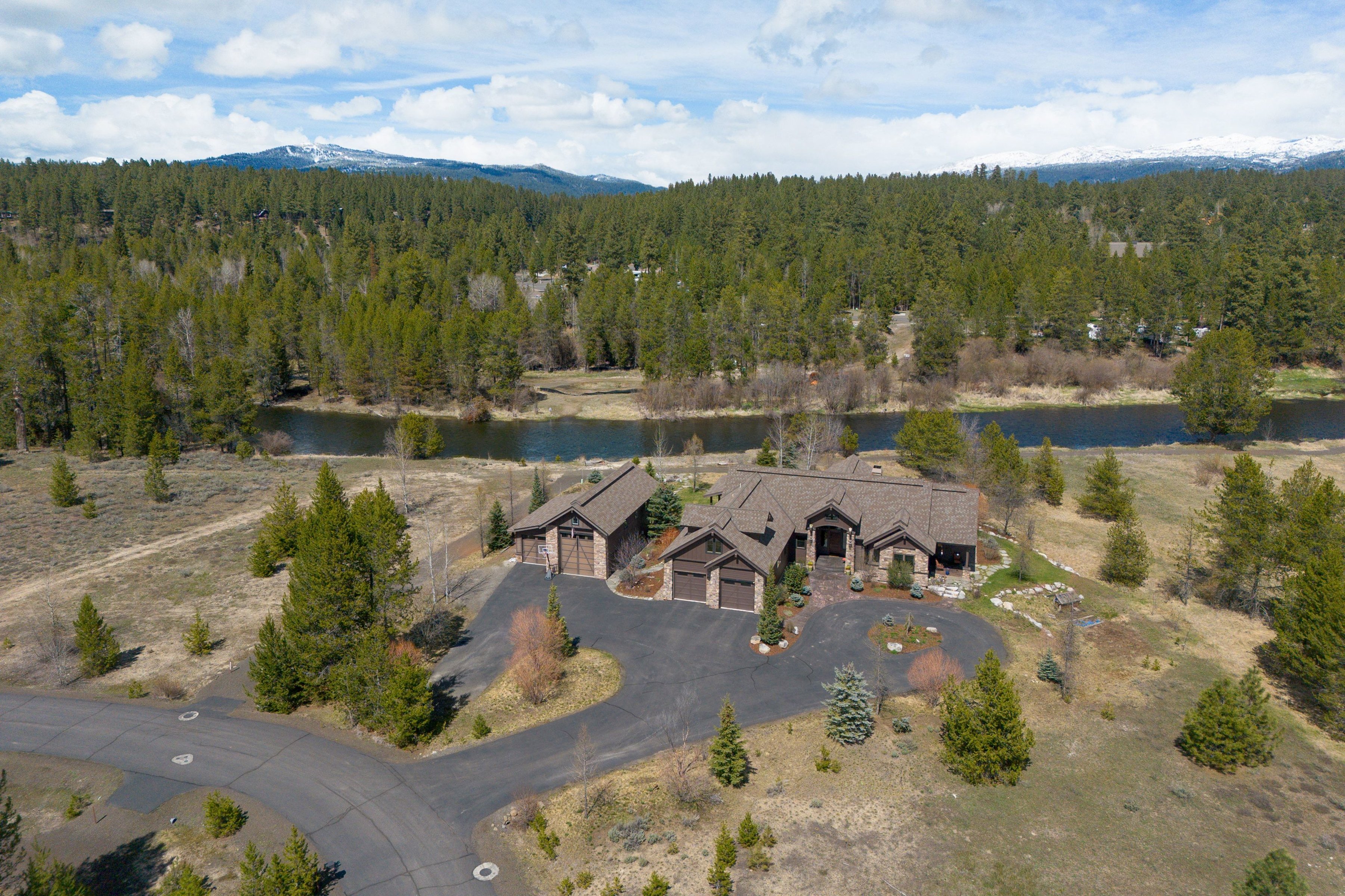  Stunning Home with Payette River Frontage on 2.66 Acres in McCall, Idaho - 物件實景