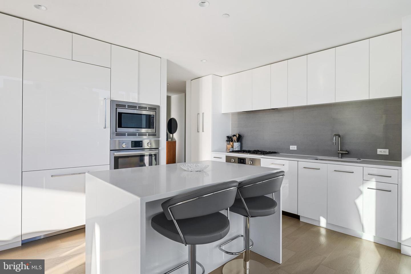 Washington, District of Columbia, 20037, United States, 3 Bedrooms Bedrooms, ,3 BathroomsBathrooms,Residential,For Sale,1961771