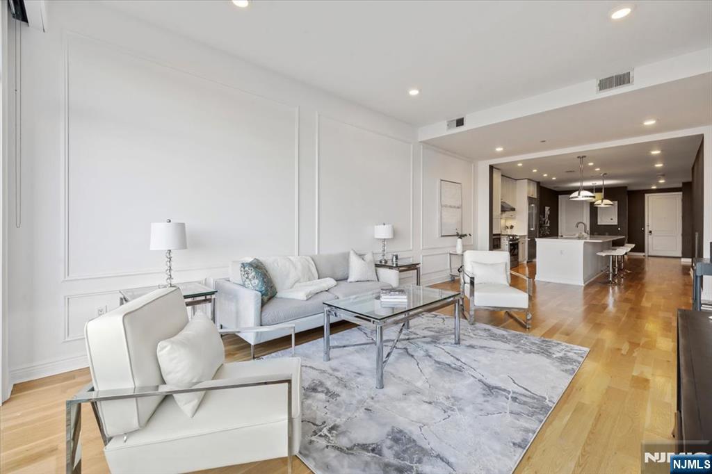 Edgewater, New Jersey, 07020, United States, 2 Bedrooms Bedrooms, ,2 BathroomsBathrooms,Residential,For Sale,1849063
