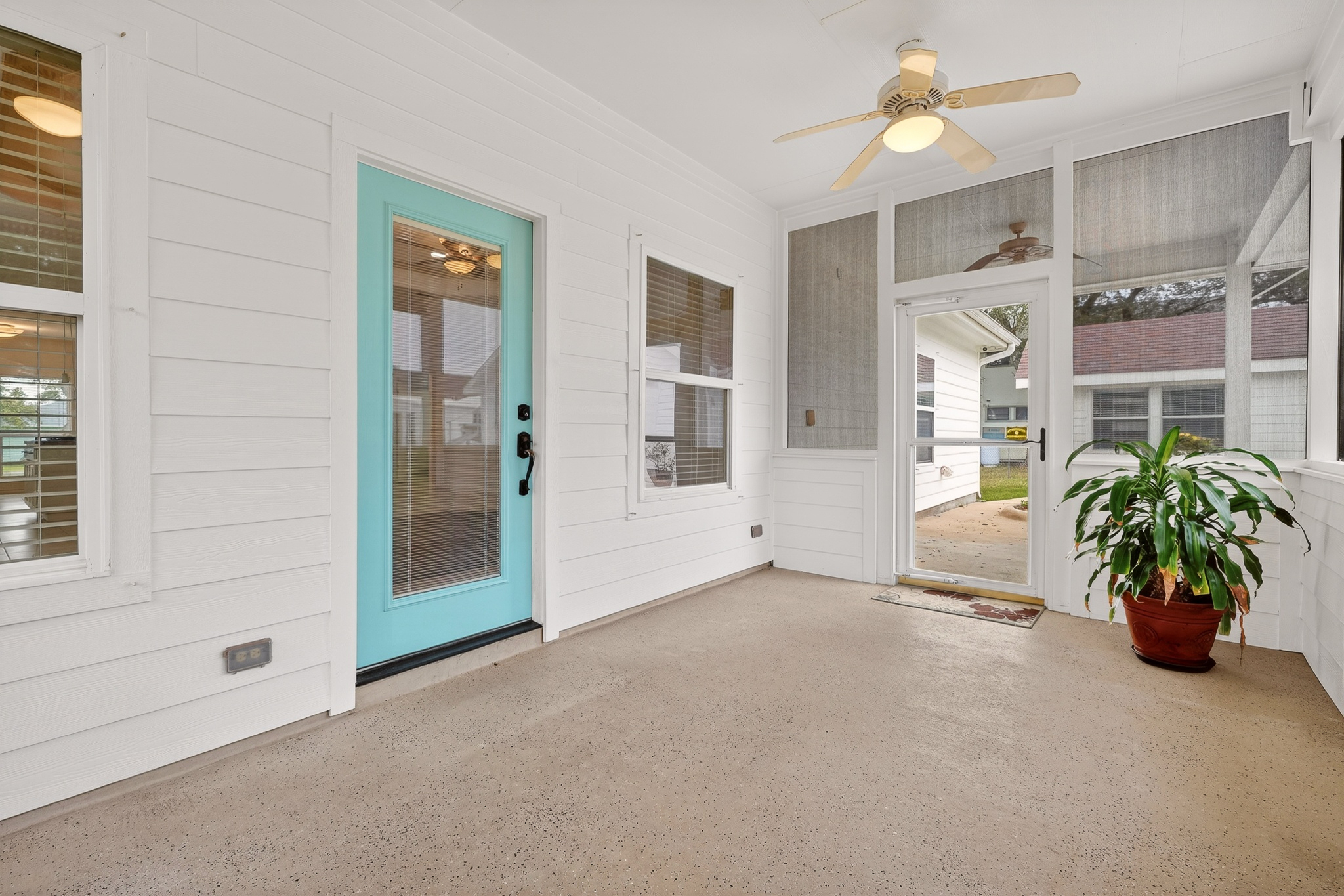  Coastal Retreat on Half an Acre - 物件實景