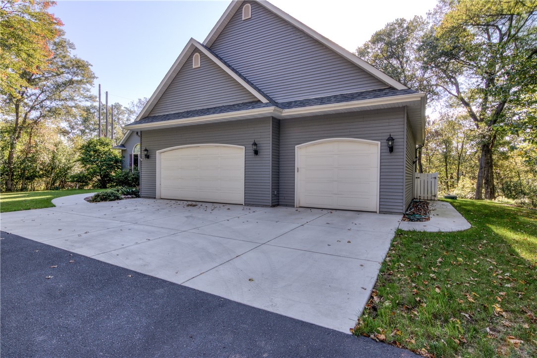 Eau Claire, Wisconsin, 54701, United States, 5 Bedrooms Bedrooms, ,4 BathroomsBathrooms,Residential,For Sale,1976179