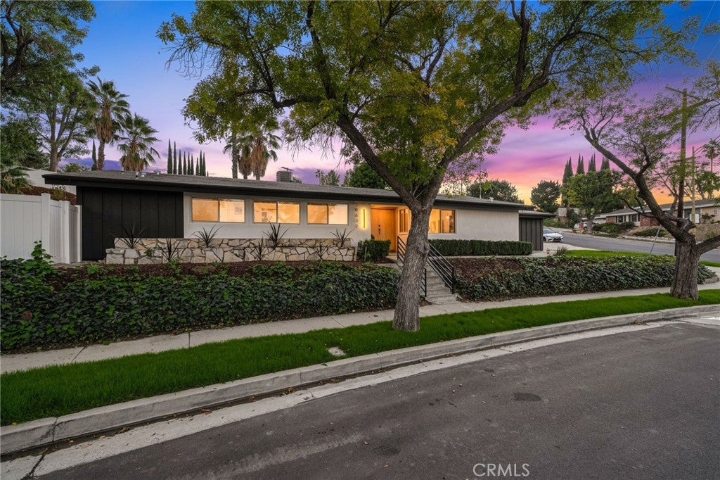 Woodland Hills, California, 91367, United States, 3 Bedrooms Bedrooms, ,2 BathroomsBathrooms,Residential,For Sale,1991959