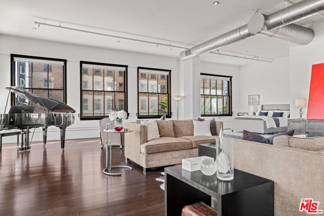 Los Angeles, California, 90028, United States, 2 Bedrooms Bedrooms, ,2 BathroomsBathrooms,Residential,For Sale,1827936
