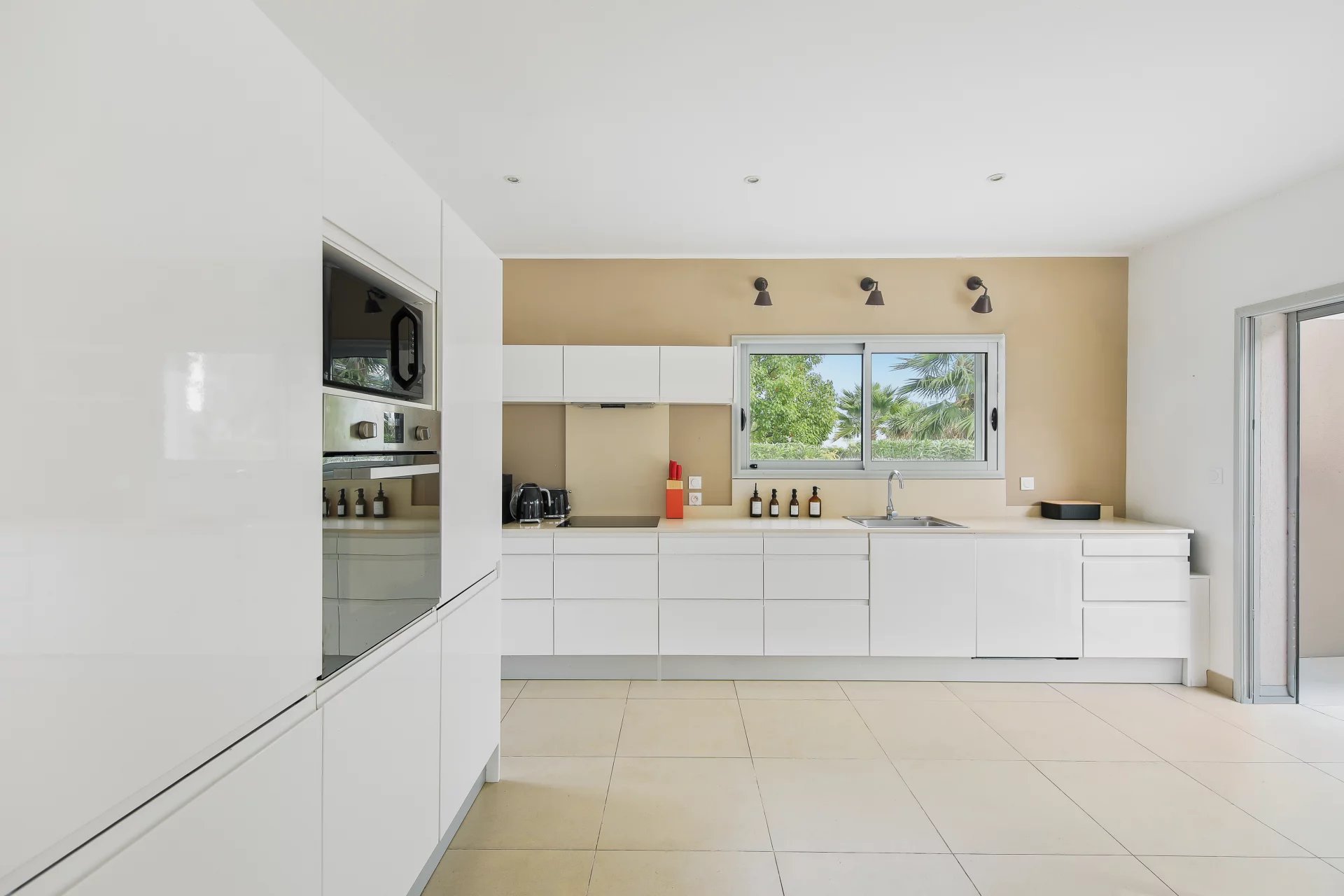 Hyères, Provence-Alpes-Côte d’Azur, 83400, FR, 4 Bedrooms Bedrooms, ,4 BathroomsBathrooms,Residential,For Sale,1991798