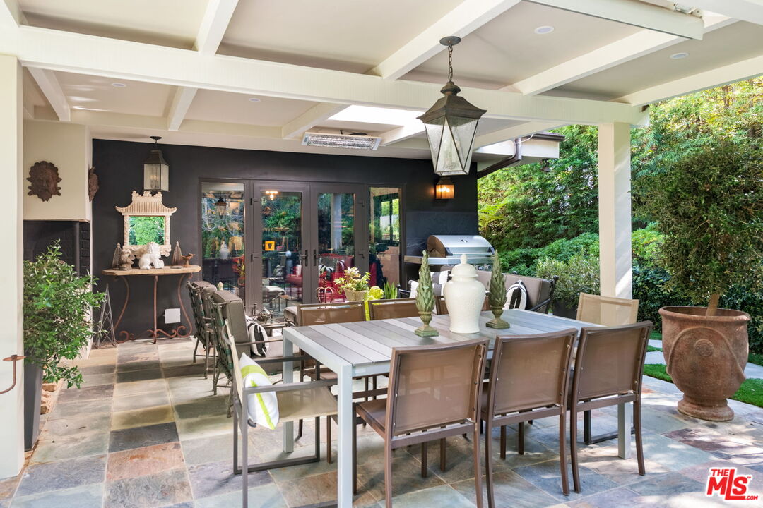 Los Angeles, California, 90049, United States, 4 Bedrooms Bedrooms, ,1 BathroomBathrooms,Residential,For Sale,1991602