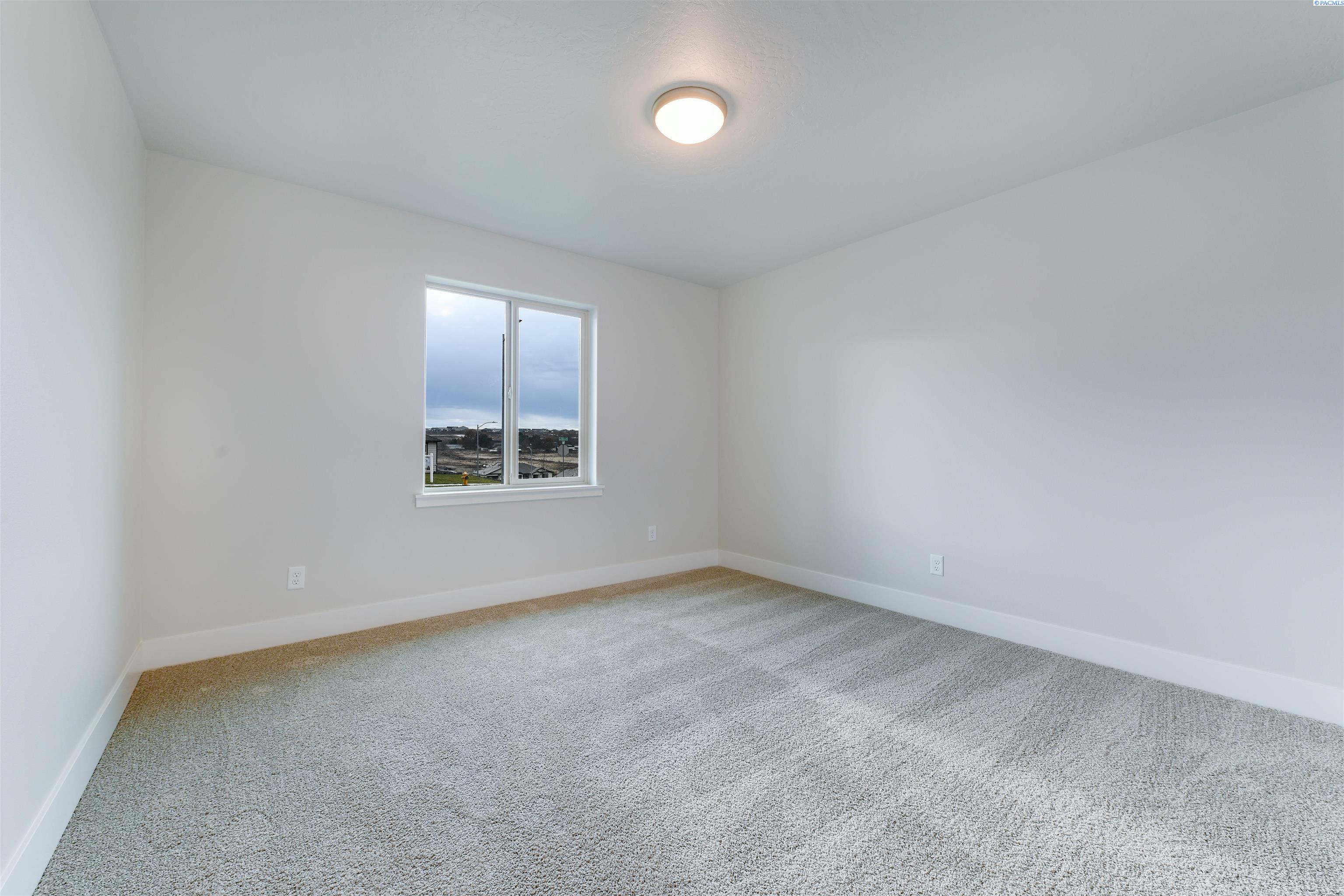 Kennewick, Washington, 99338, United States, 4 Bedrooms Bedrooms, ,1 BathroomBathrooms,Residential,For Sale,1933332