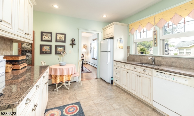 West Caldwell Twp., New Jersey, 07006, United States, 3 Bedrooms Bedrooms, ,1 BathroomBathrooms,Residential,For Sale,1949802