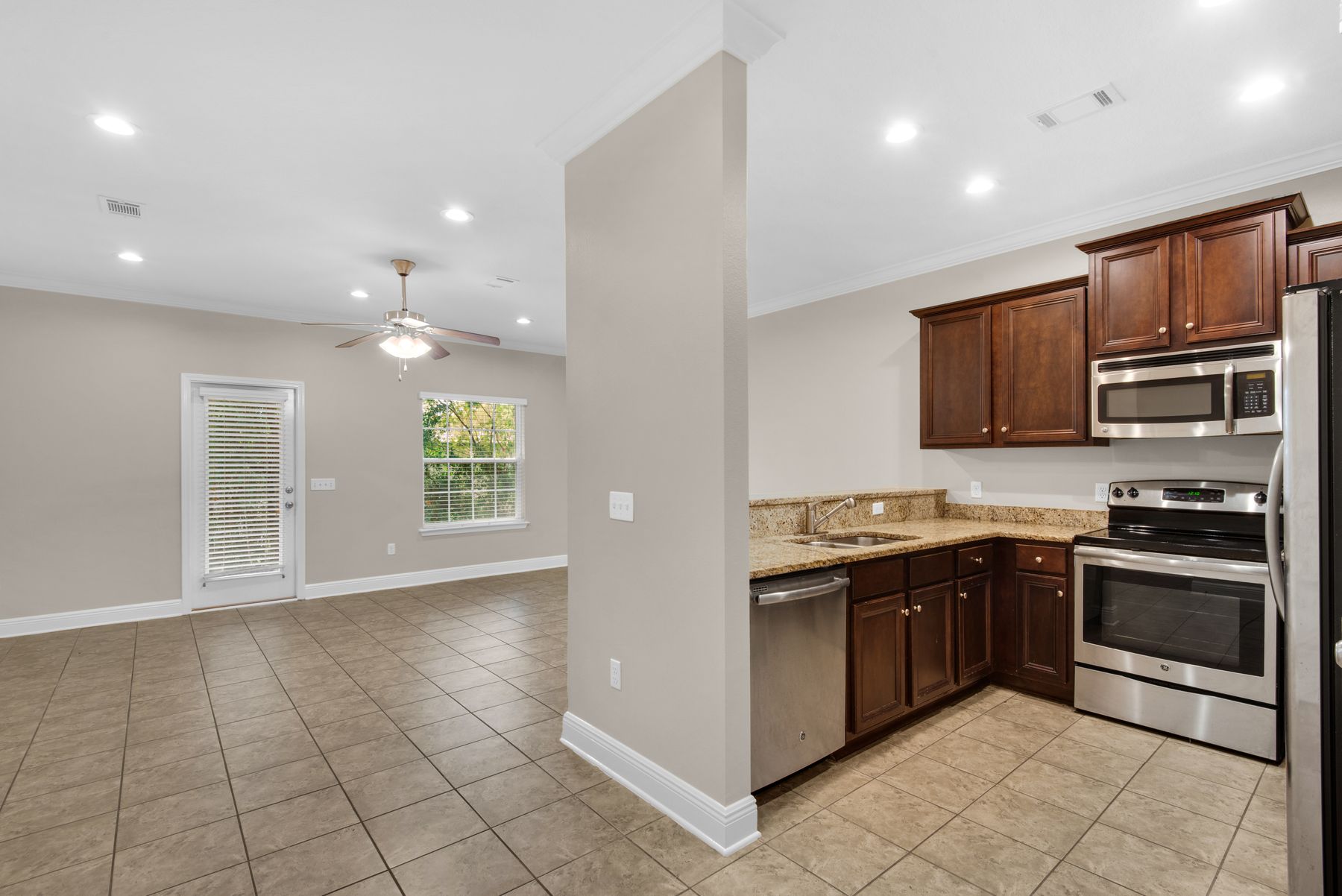  Move-In Ready Townhome Near Beaches And Bay - 物件實景