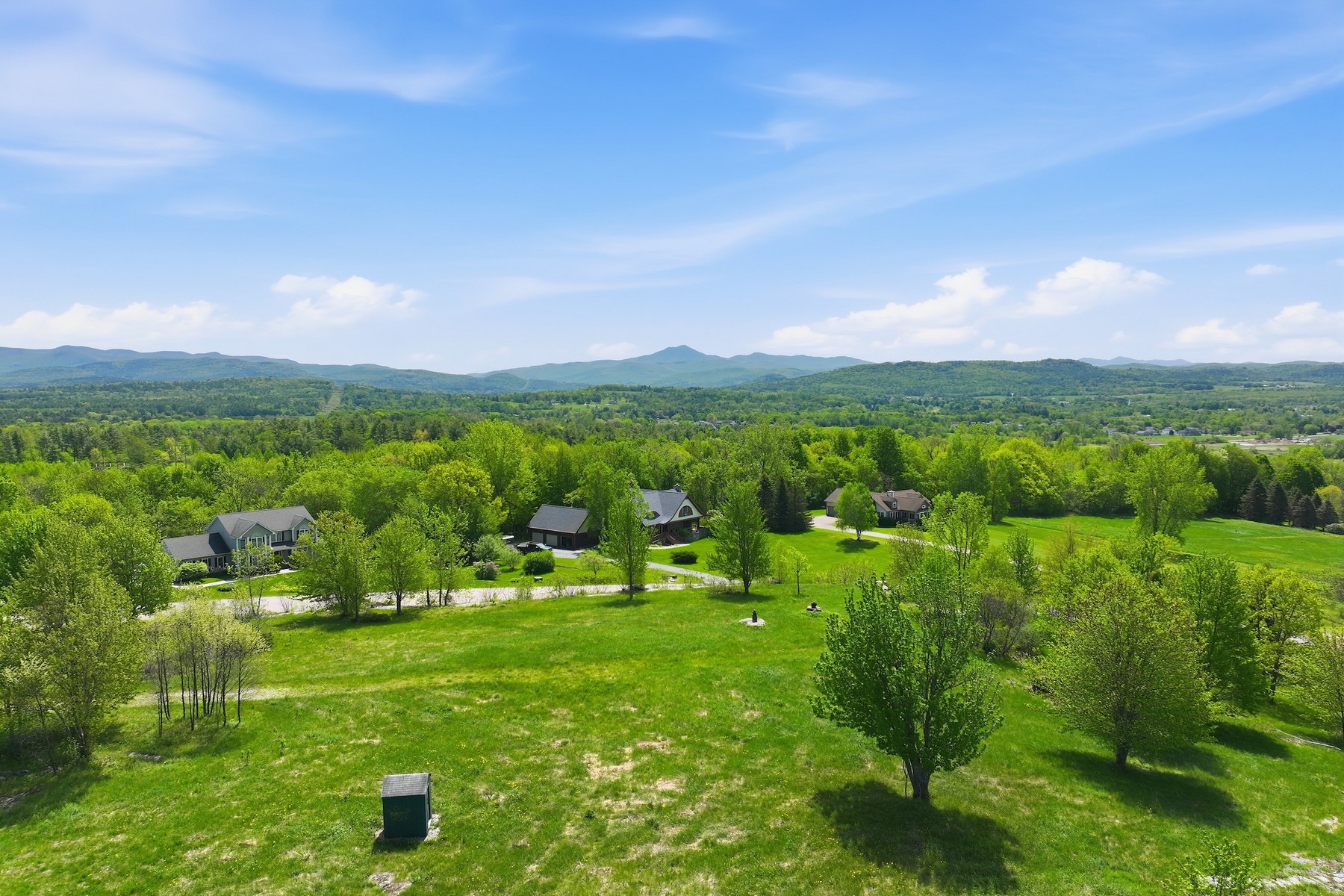  351 Ledgewood Drive - 物件實景