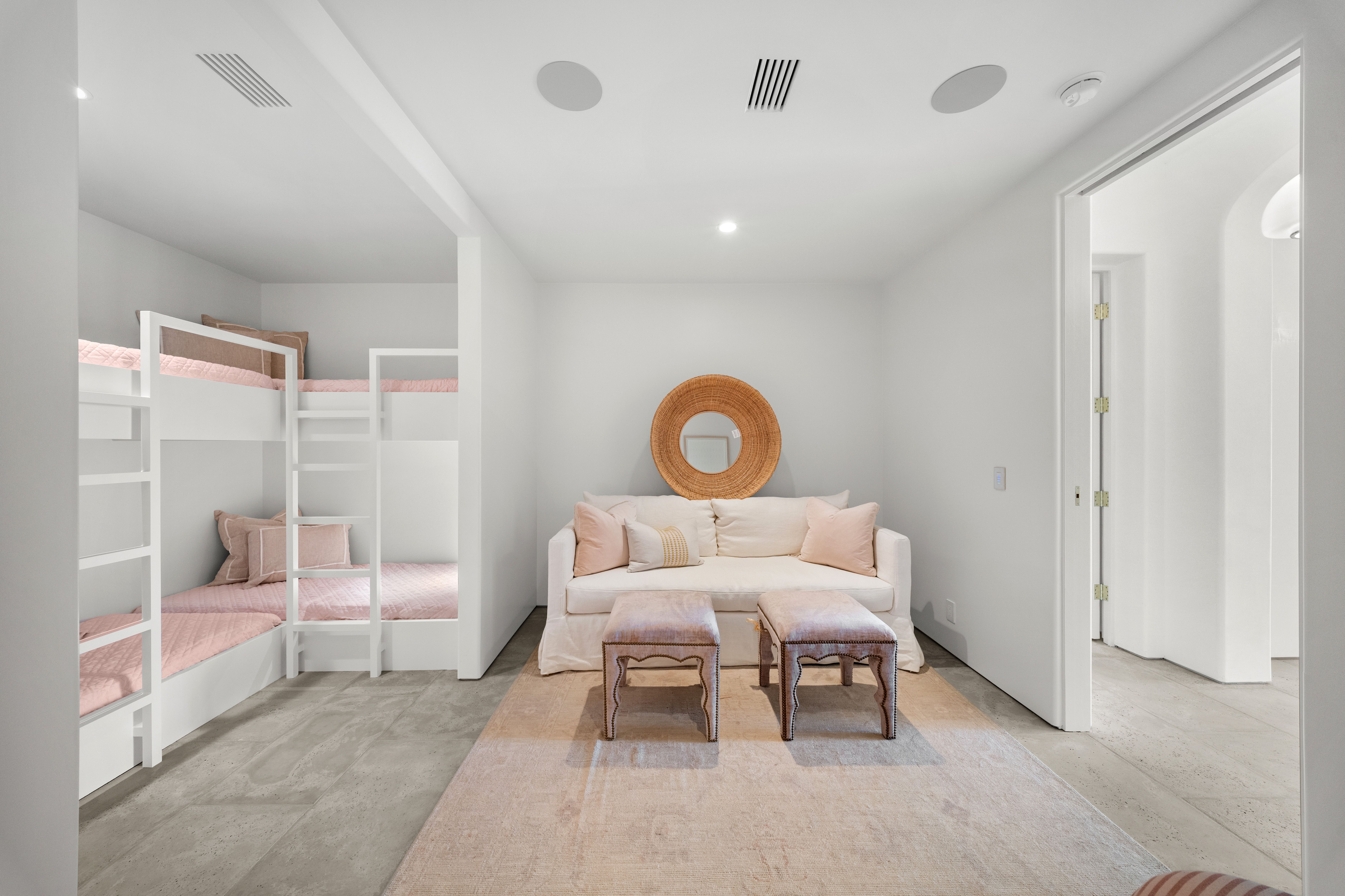  Architectural Gem With Pool And Carriage House - 物件實景