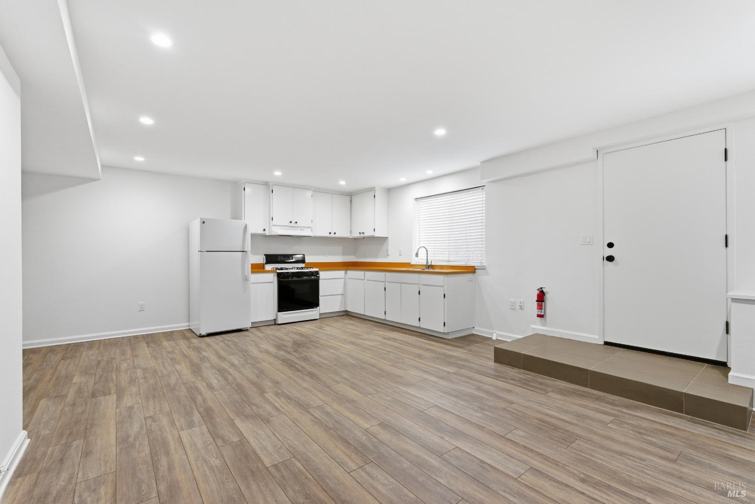 Corte Madera, California, 94925, United States, 6 Bedrooms Bedrooms, ,3 BathroomsBathrooms,Residential,For Sale,1986479