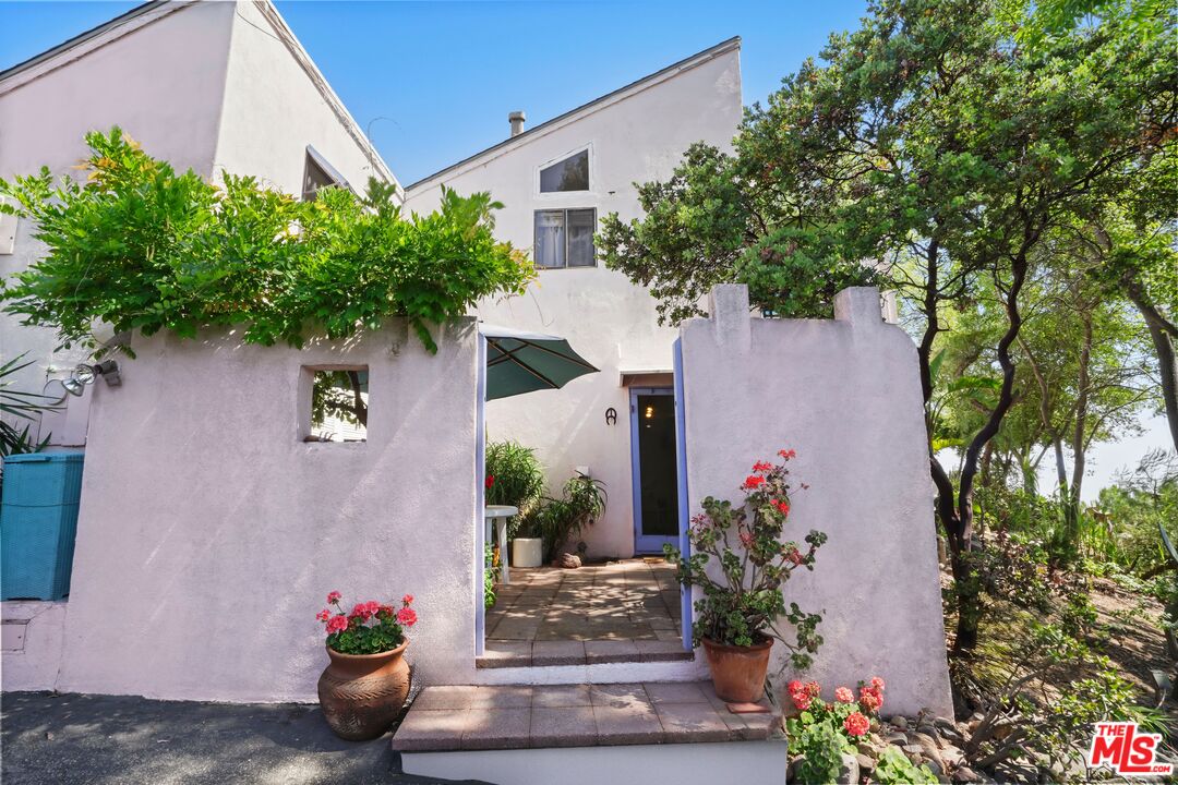 Malibu, California, 90265, United States, 3 Bedrooms Bedrooms, ,3 BathroomsBathrooms,Residential,For Sale,1859463