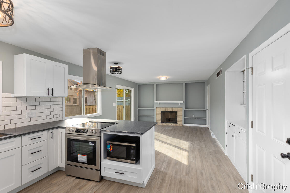 Grand Rapids, Michigan, 49506, United States, 4 Bedrooms Bedrooms, ,3 BathroomsBathrooms,Residential,For Sale,1989098