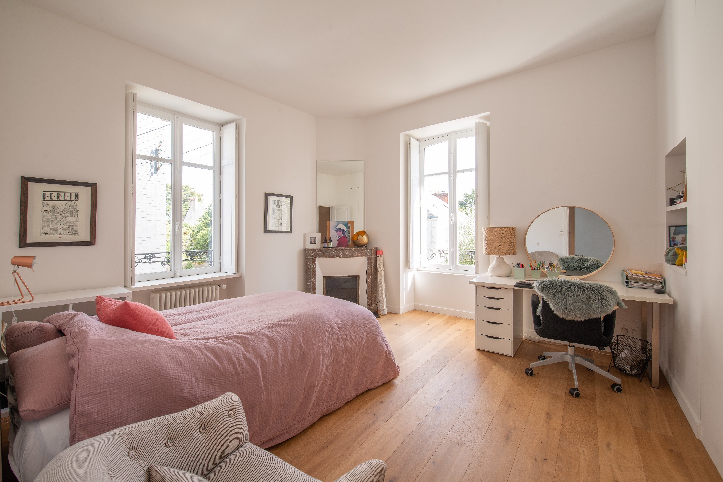  Set within a private cul-de-sac, a 380 sqm townhouse with ancillary buildings - 物件實景