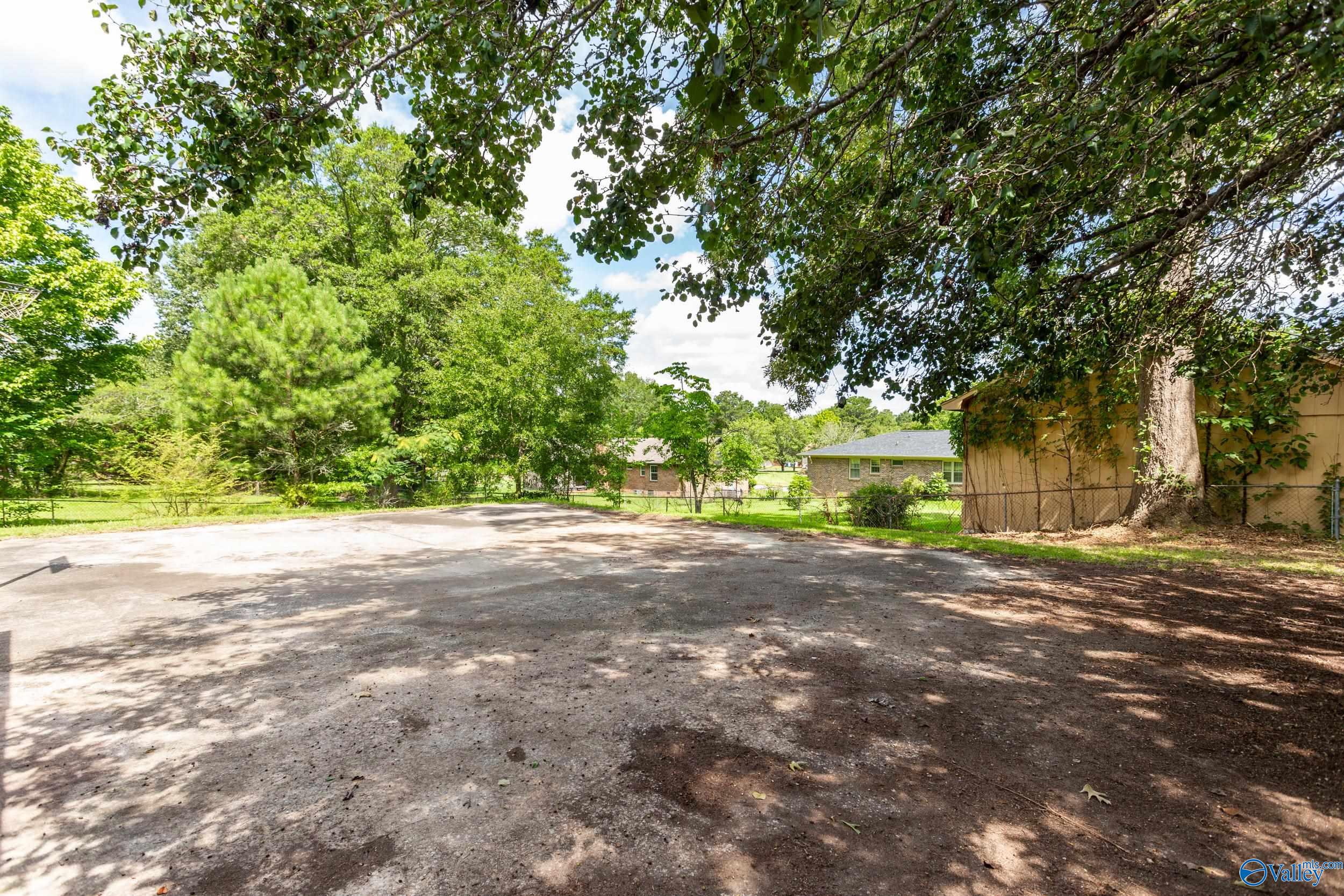 Lakewood Dr, Rainbow City, AL 35906
