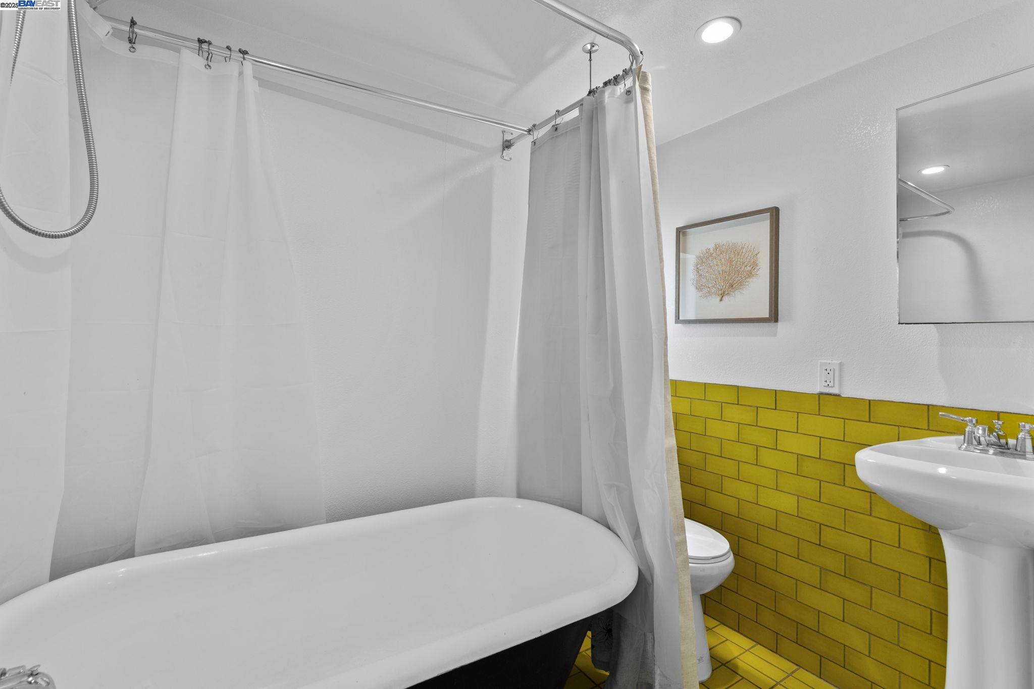 Oakland, California, 94606, United States, 3 Bedrooms Bedrooms, ,2 BathroomsBathrooms,Residential,For Sale,1839089