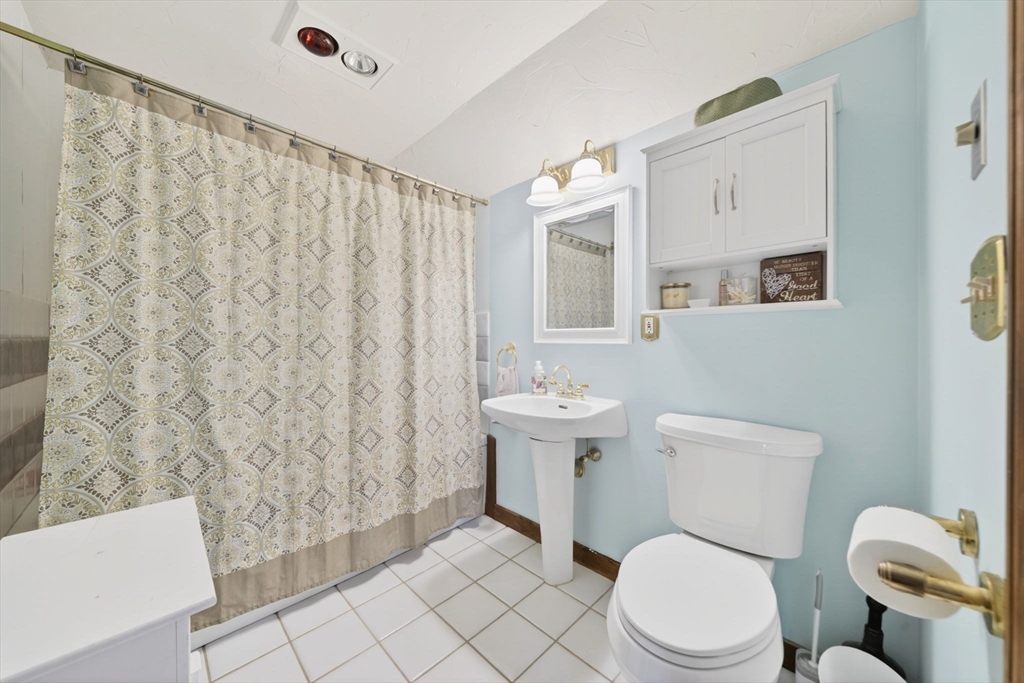 Groveland, Massachusetts, 01834, United States, 4 Bedrooms Bedrooms, ,4 BathroomsBathrooms,Residential,For Sale,2048598