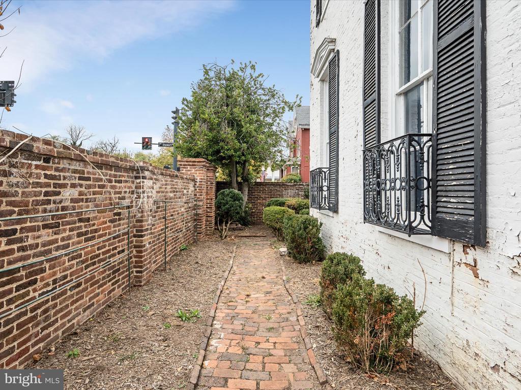 230 W Boscawen Street, Winchester, Virginia, 22601, United States, ,Residential,For Sale,230 W Boscawen Street,1660726
