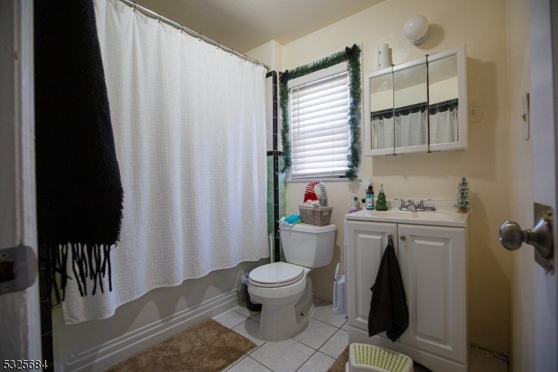 Ridgefield Boro, New Jersey, 07657-2011, United States, 4 Bedrooms Bedrooms, ,4 BathroomsBathrooms,Residential,For Sale,1923241