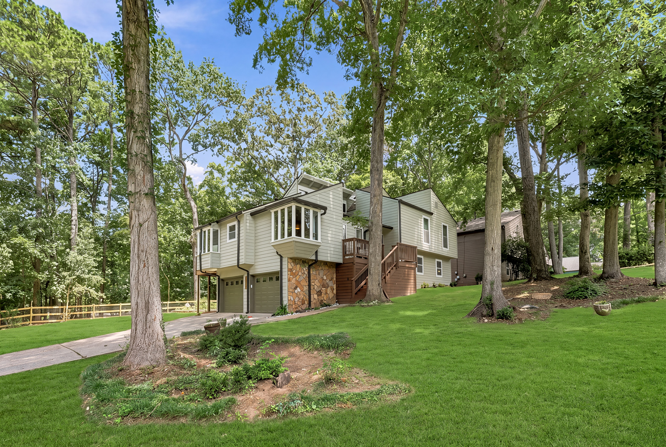  Lassiter HS Contemporary – Architectural Character Meets Thoughtful Renovation - 物件實景