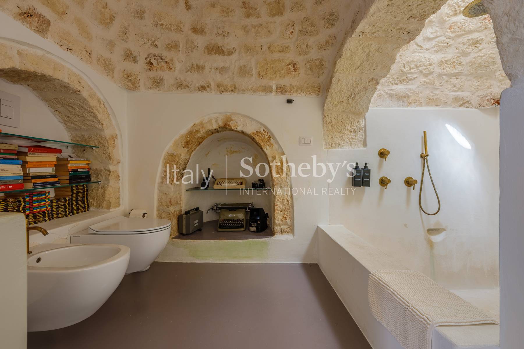  Authentic Trulli with Panoramic Ground in the Valle d