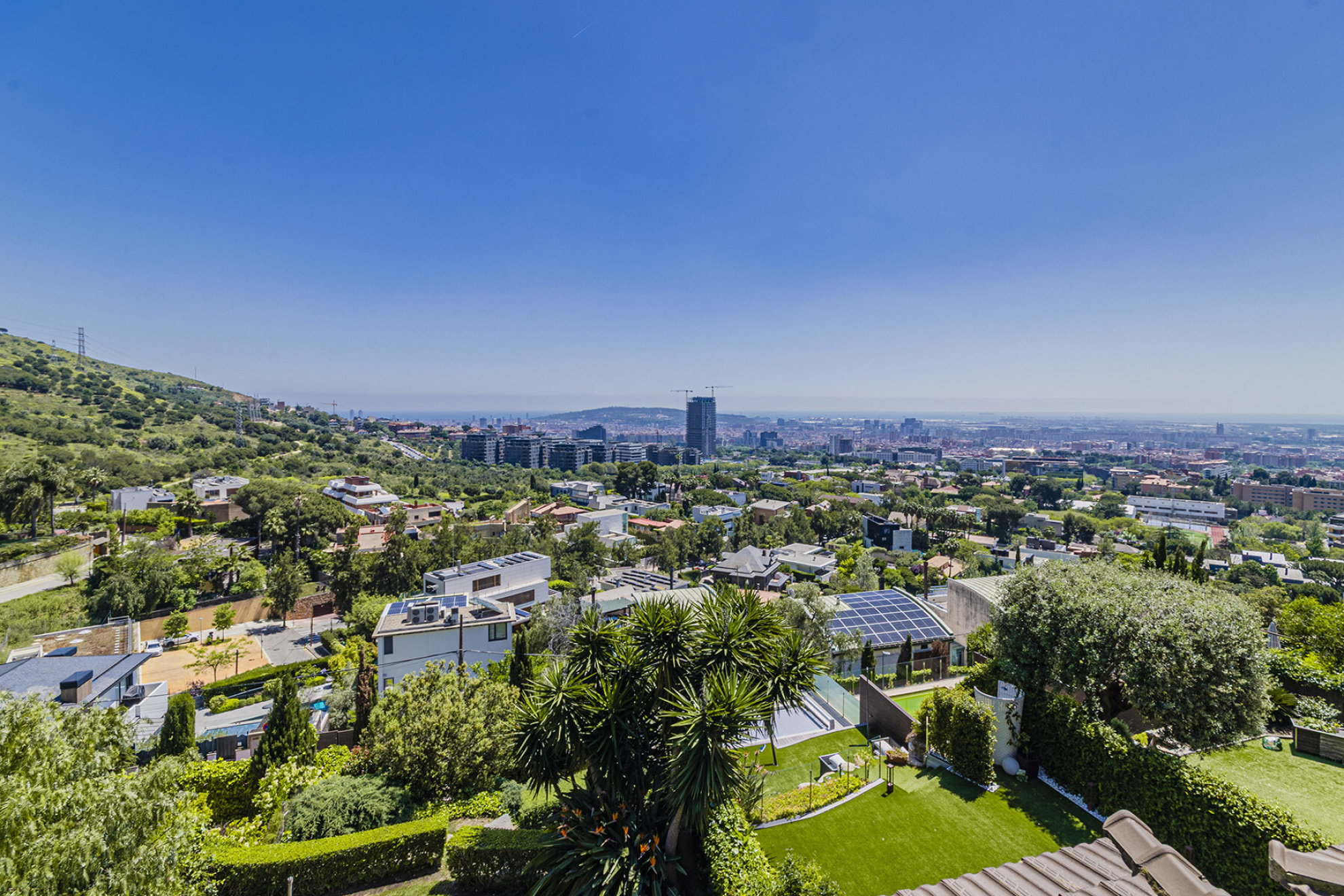 Unique house in Esplugues: design, privacy and views to Barcelona and the sea. 